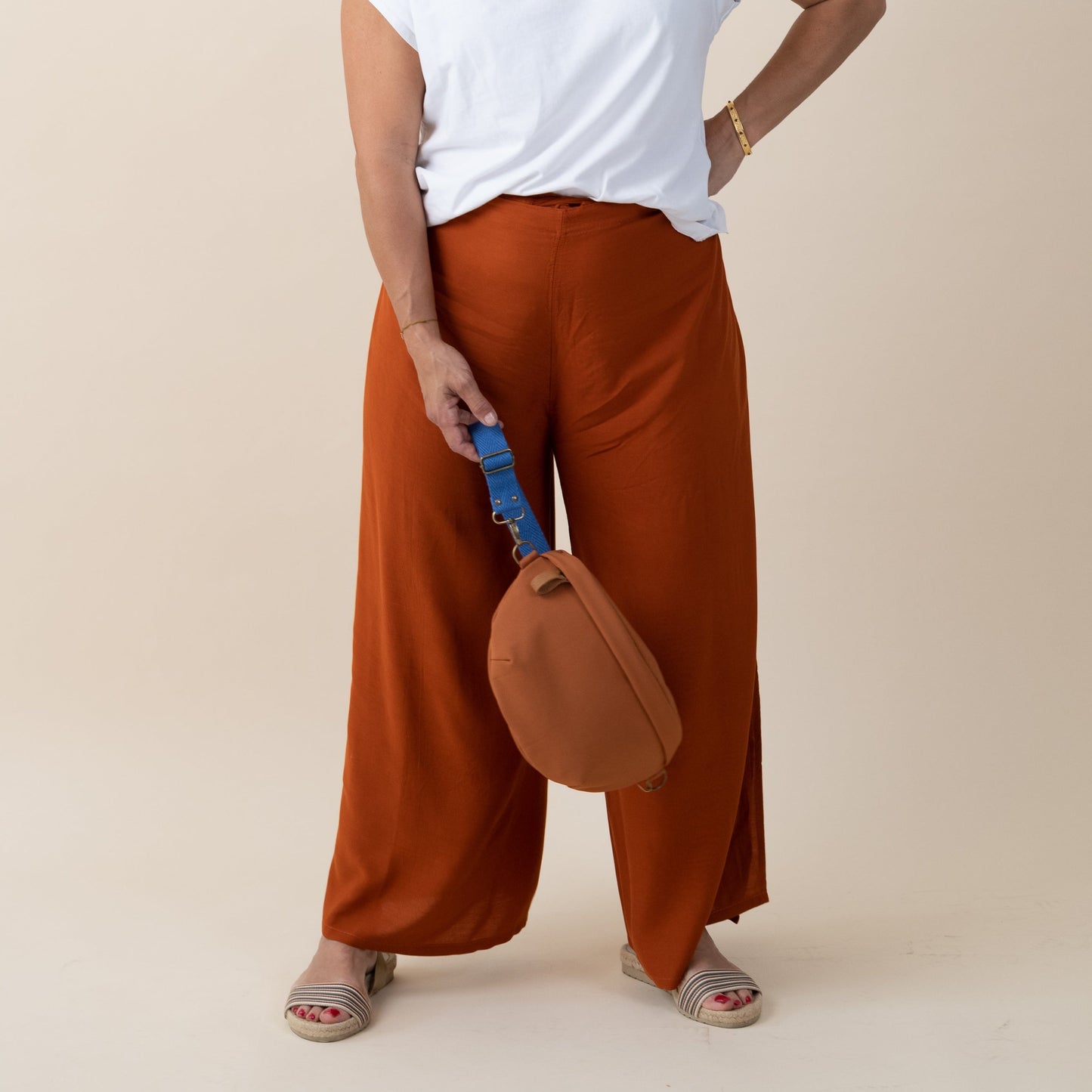 Riñonera de tejido softshell impermeable con cintas intercambiables. Hechas a mano en Barcelona. Color teja caramelo