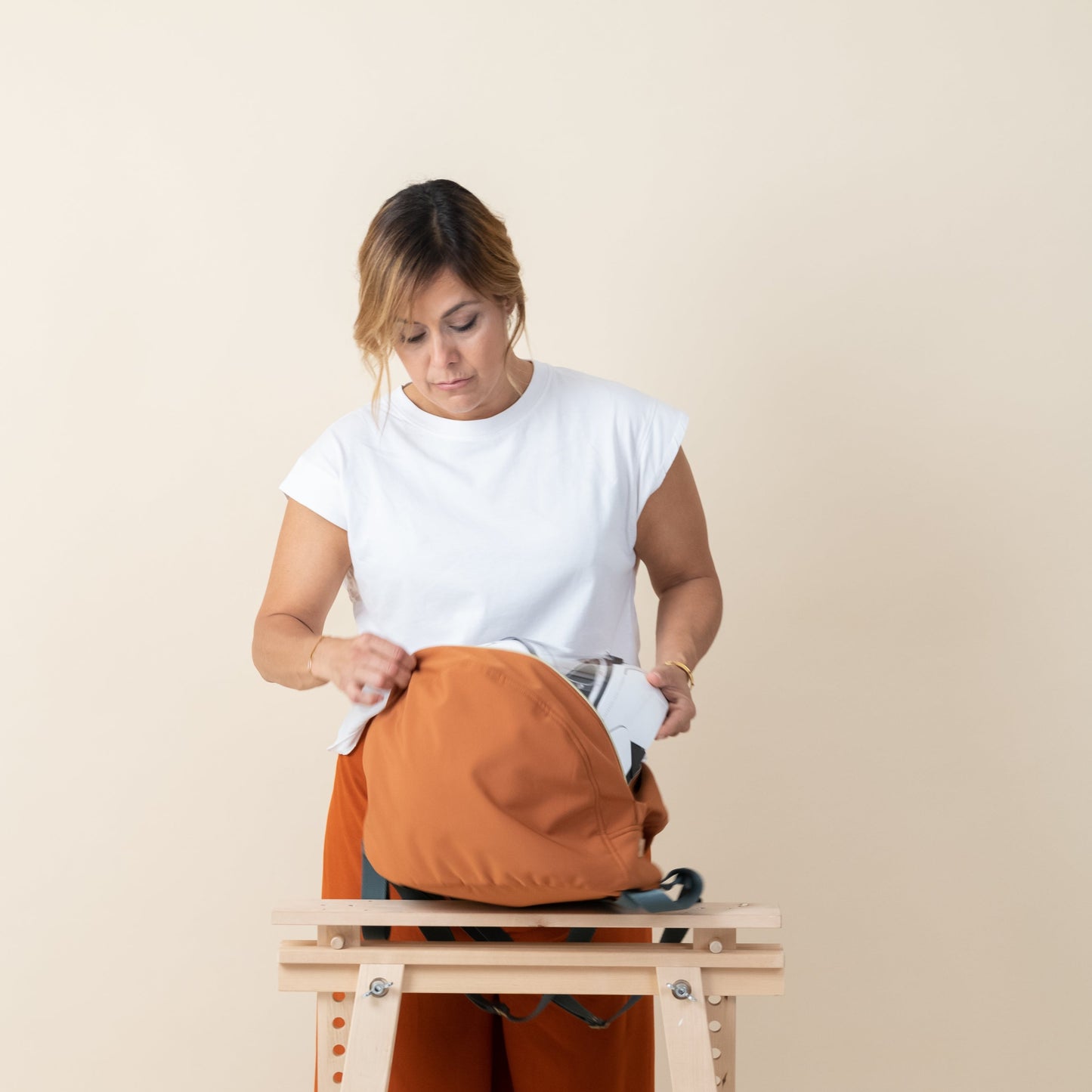 Riñonera para casco impermeable, bolsa casco impermeable realizadas en Barcelona de forma sostenible. Funda casco moto color caramelo con forro y interior y llavero extraible