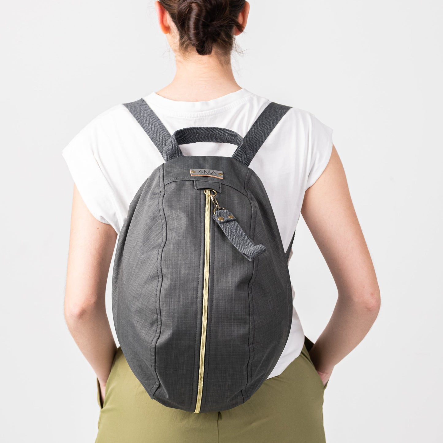 Riñonera para casco impermeable, bolsa casco impermeable realizadas en Barcelona de forma sostenible. Funda casco moto color gris con forro y interior y llavero extraible