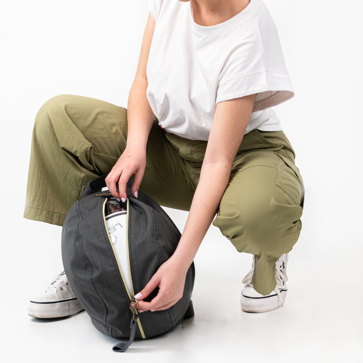 Riñonera para casco impermeable, bolsa casco impermeable realizadas en Barcelona de forma sostenible. Funda casco moto color gris con forro y interior y llavero extraible