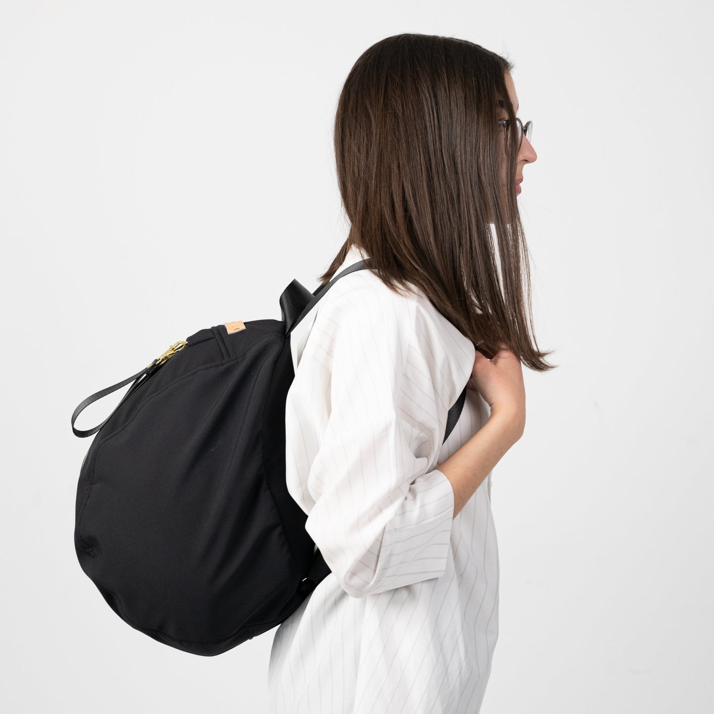 Riñonera para casco impermeable, bolsa casco impermeable realizadas en Barcelona de forma sostenible. Funda casco moto color negra con forro y interior y llavero extraible