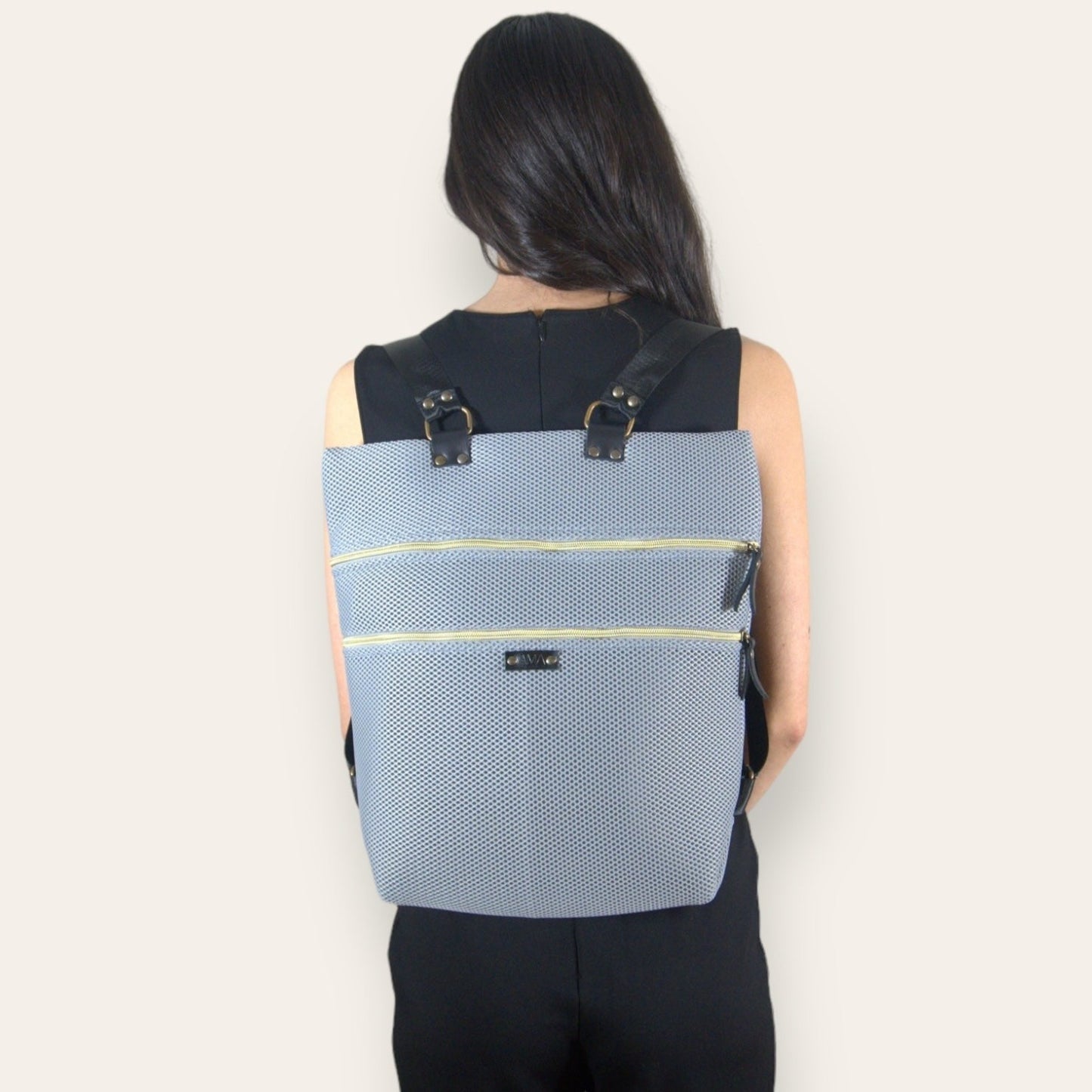 Mochila hecha a mano en Barcelona con tejido 3D y bolsillos a la espalda antirrobo. Reversible y con 2 cremalleras