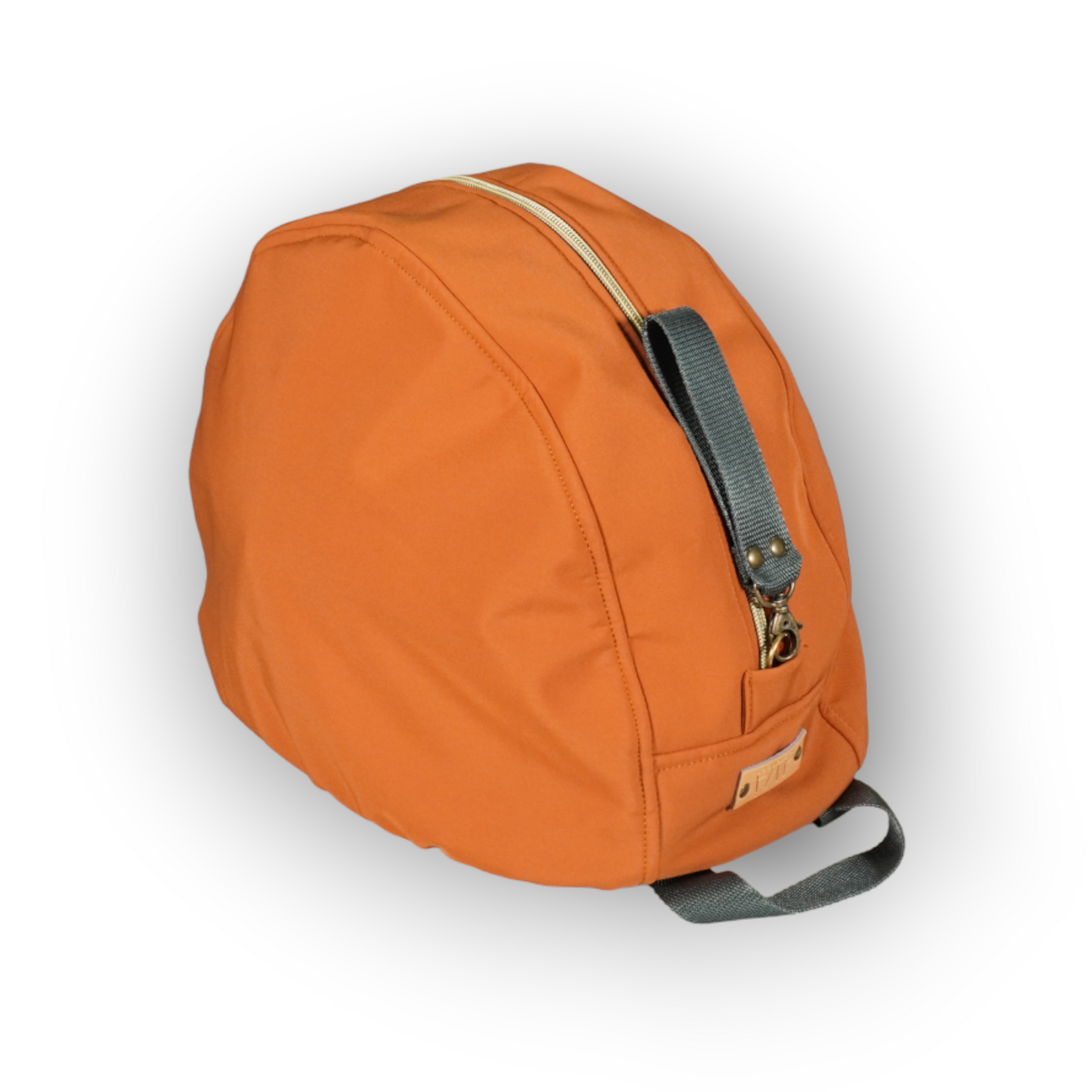 Riñonera para casco impermeable, bolsa casco impermeable realizadas en Barcelona de forma sostenible. Funda casco moto color caramelo con forro y interior y llavero extraible