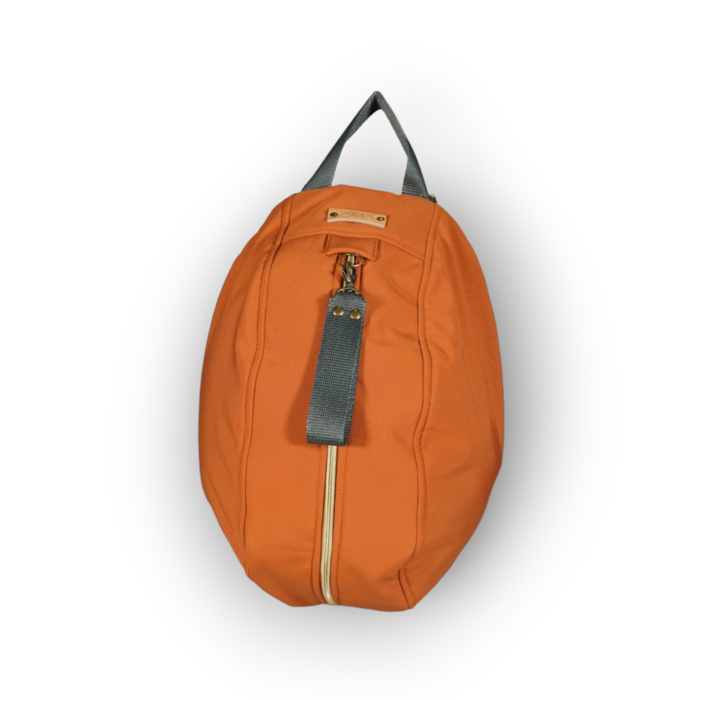 Riñonera para casco impermeable, bolsa casco impermeable realizadas en Barcelona de forma sostenible. Funda casco moto color caramelo con forro y interior y llavero extraible