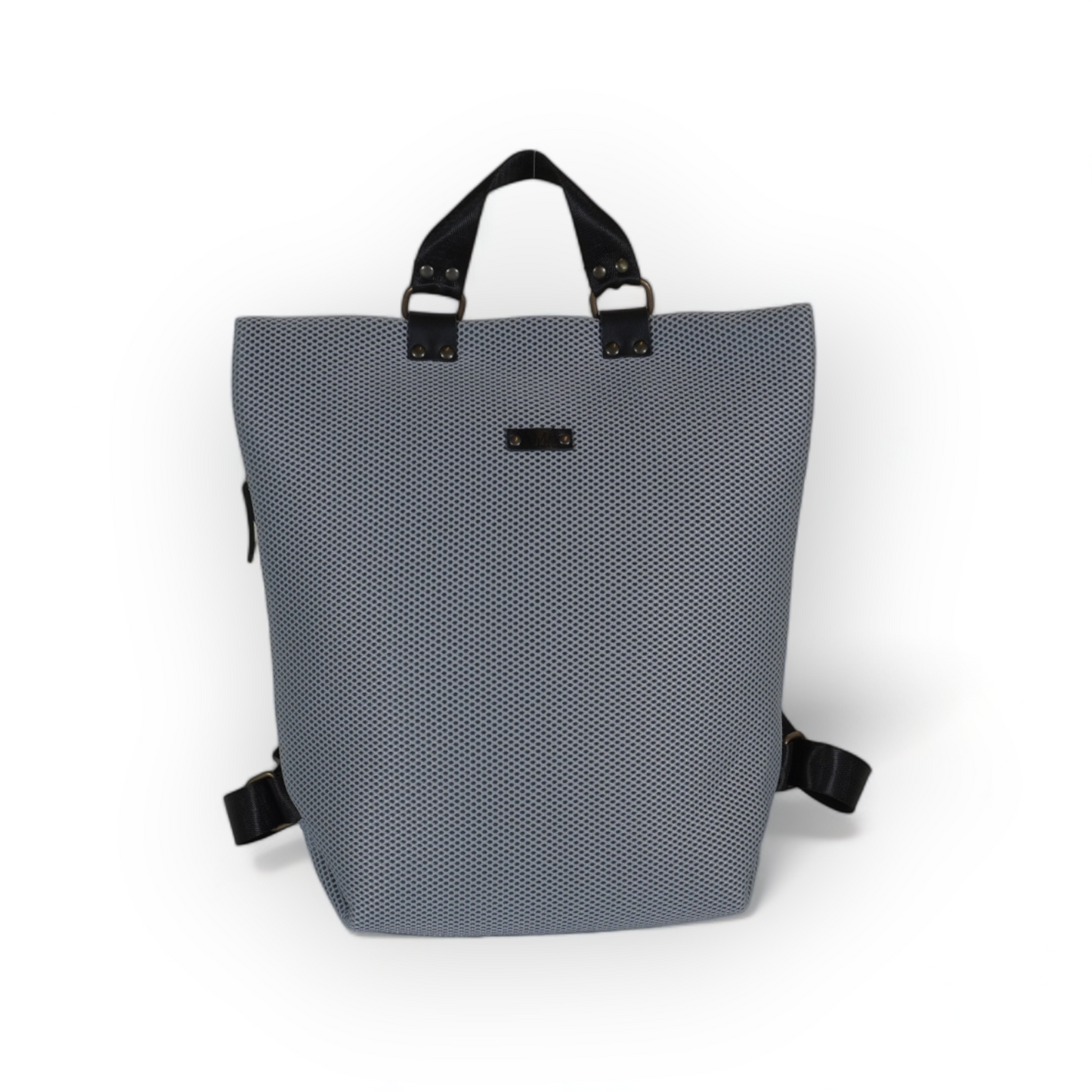Mochila hecha a mano en Barcelona con tejido 3D y bolsillos a la espalda antirrobo. Reversible y con 2 cremalleras