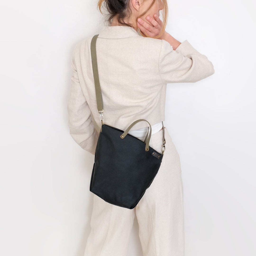 Bolso bandolera, tote bag y bolso de mano realizado en tejido encerado verde botella, hechos a mano en Barcelona de forma sostenible