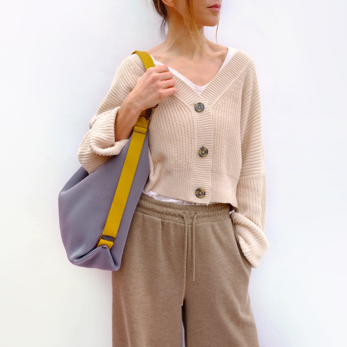 Bolso convertible en mochila hecho a mano en Barcelona con tejidos excedentes de otras marcas. Es un bolso 3 en 1 ya que puedes llevarlo como tote bag, mochila o bandolera
