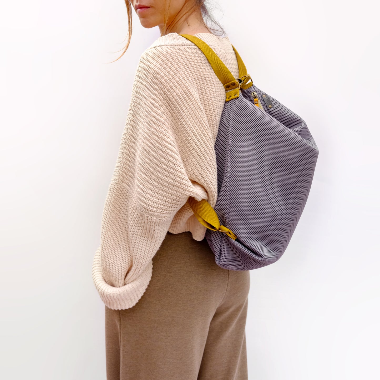 Bolso convertible en mochila hecho a mano en Barcelona con tejidos excedentes de otras marcas. Es un bolso 3 en 1 ya que puedes llevarlo como tote bag, mochila o bandolera