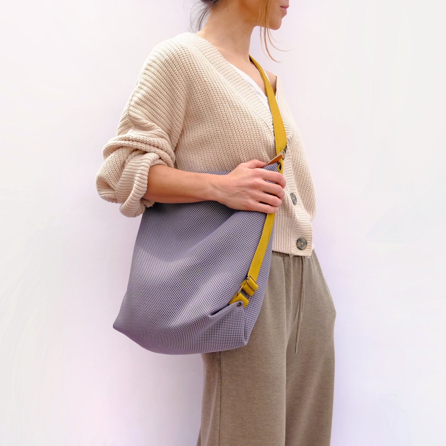 Bolso convertible en mochila hecho a mano en Barcelona con tejidos excedentes de otras marcas. Es un bolso 3 en 1 ya que puedes llevarlo como tote bag, mochila o bandolera