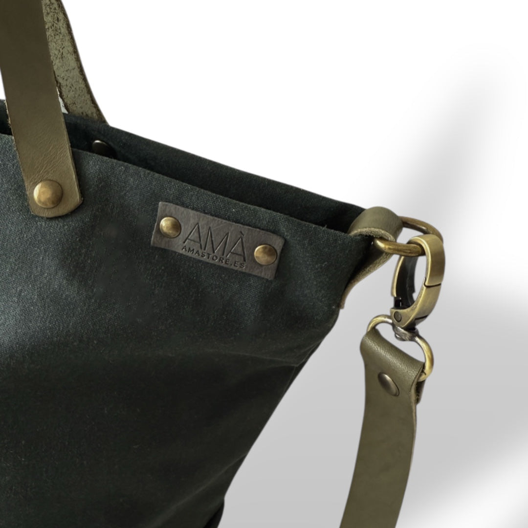 Bolso bandolera, tote bag y bolso de mano realizado en tejido encerado verde botella, hechos a mano en Barcelona de forma sostenible