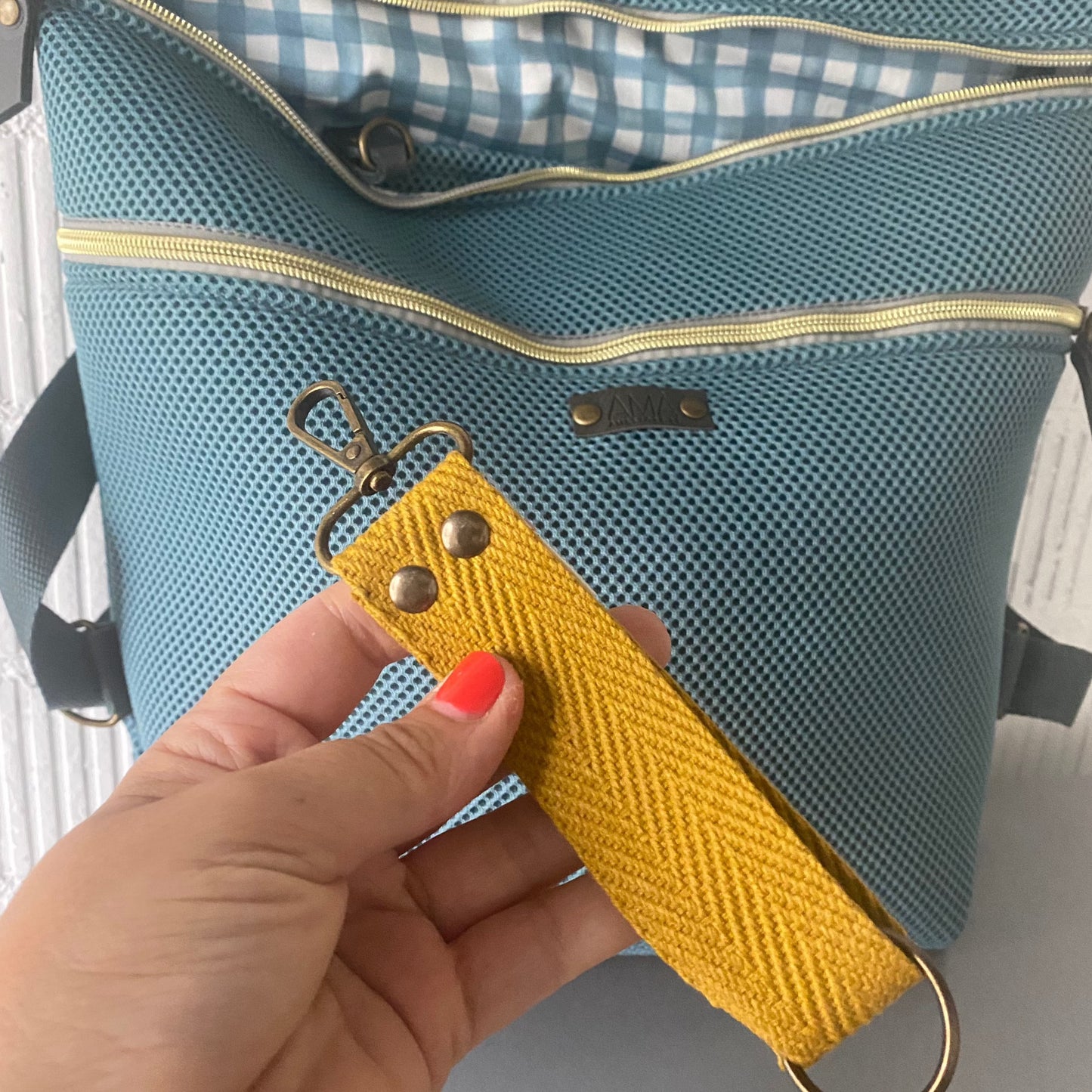 Mochila antirrobo con cremalleras en la parte trasera para mayor seguridad. Reversible. Hecha a mano en Barcelona con tejido 3D, muy ligera y cómoda.