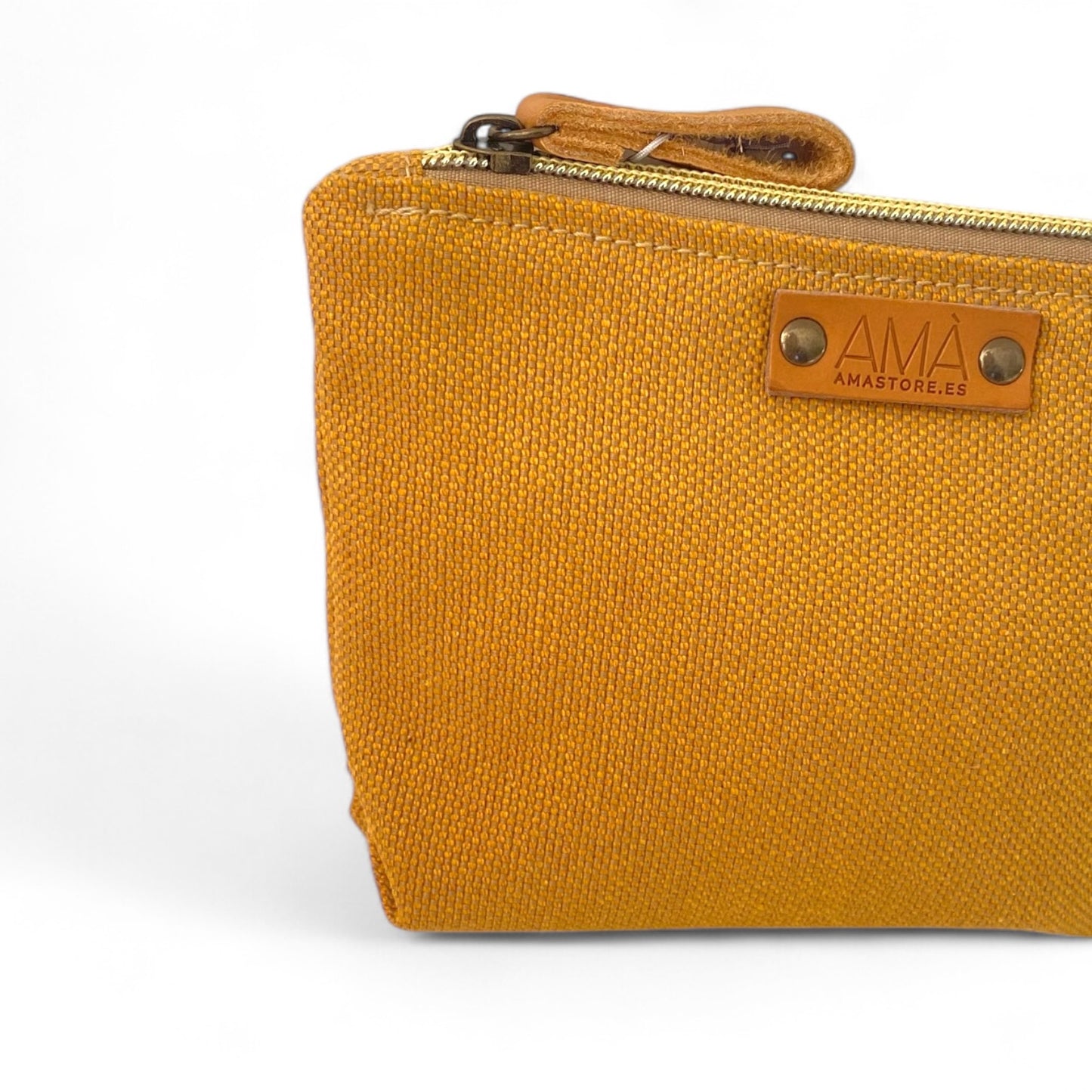 Monedero / neceser realizado a mano en tejido loneta color mostaza cinta de algodón color natural. Forro interior, cada forro es diferente ya que los hacemos con los execendes de los bolsos