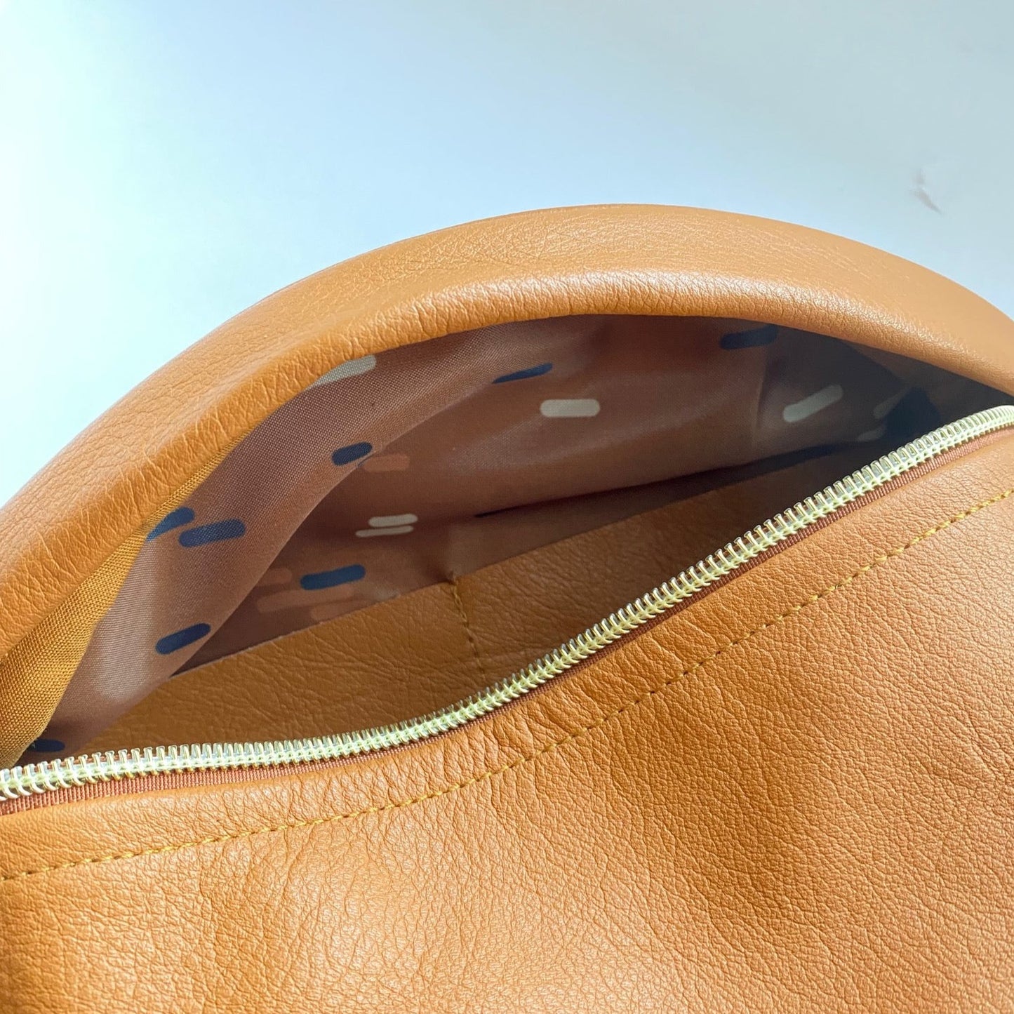Riñonera de piel colo camel hecha a mano en Barcelona con correas extraibles y modificables. Bolsillo y forro interior