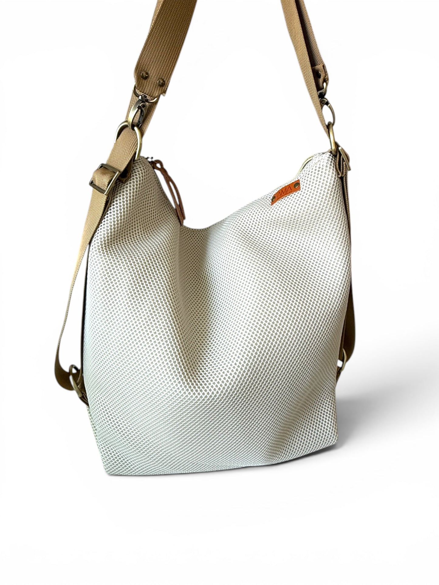 bolso convertible en mochila realizado a mano en barcelona, 3 opciones mochjla, tote bag o bandolera