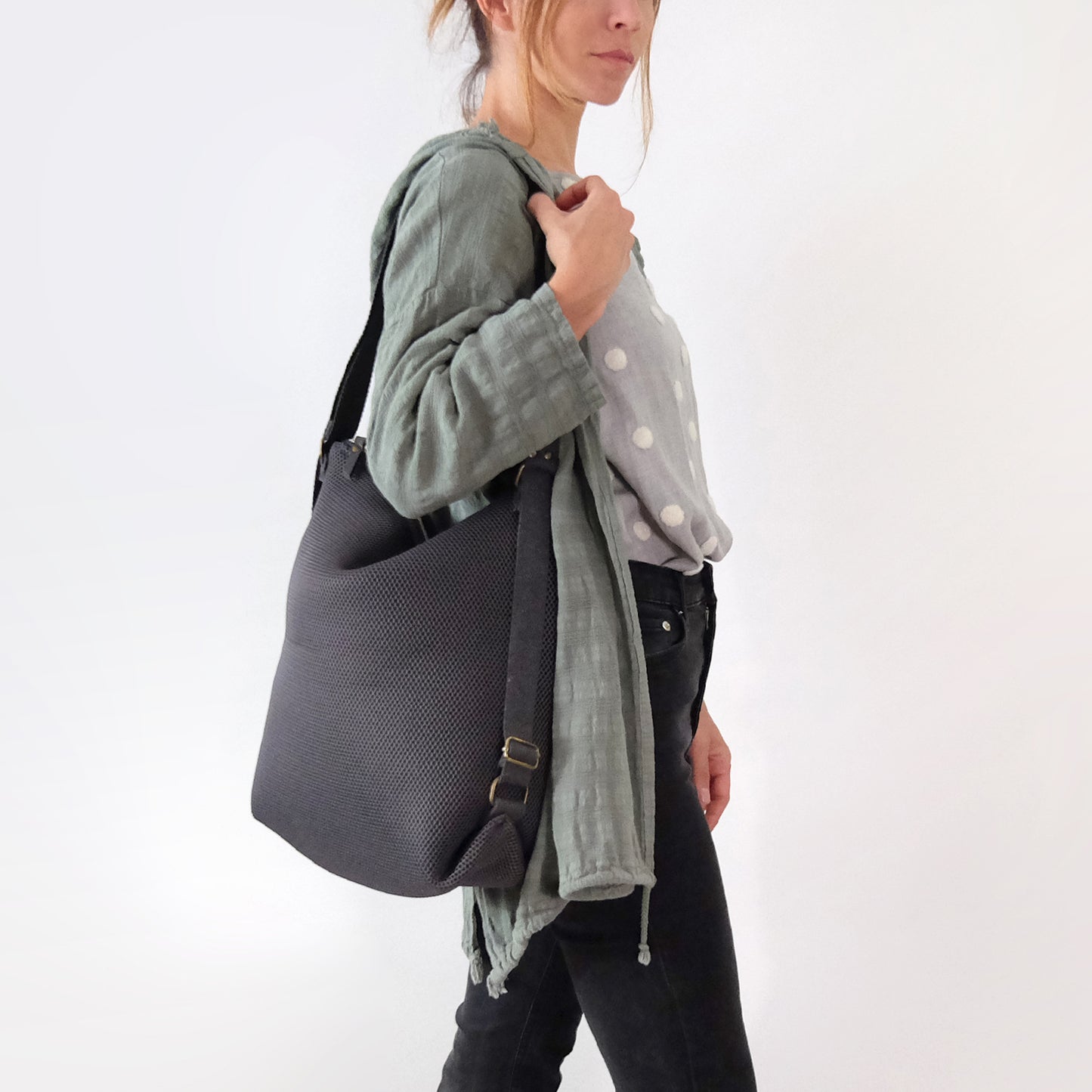 Bolso convertible en mochila 3d gris, mochila, bandolera y tote bag. Bolso 3 en 1, Bolso mochila gris con tejido 3D