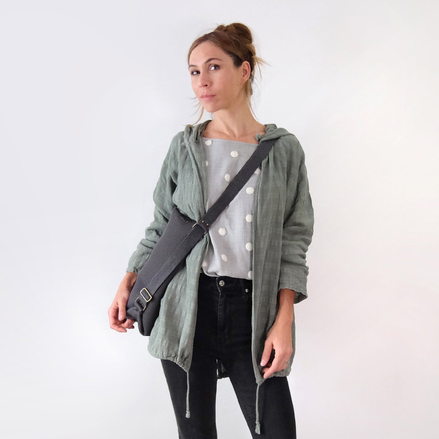 Bolso convertible en mochila 3d gris, mochila, bandolera y tote bag. Bolso 3 en 1, Bolso mochila gris con tejido 3D. Opción Bandolera