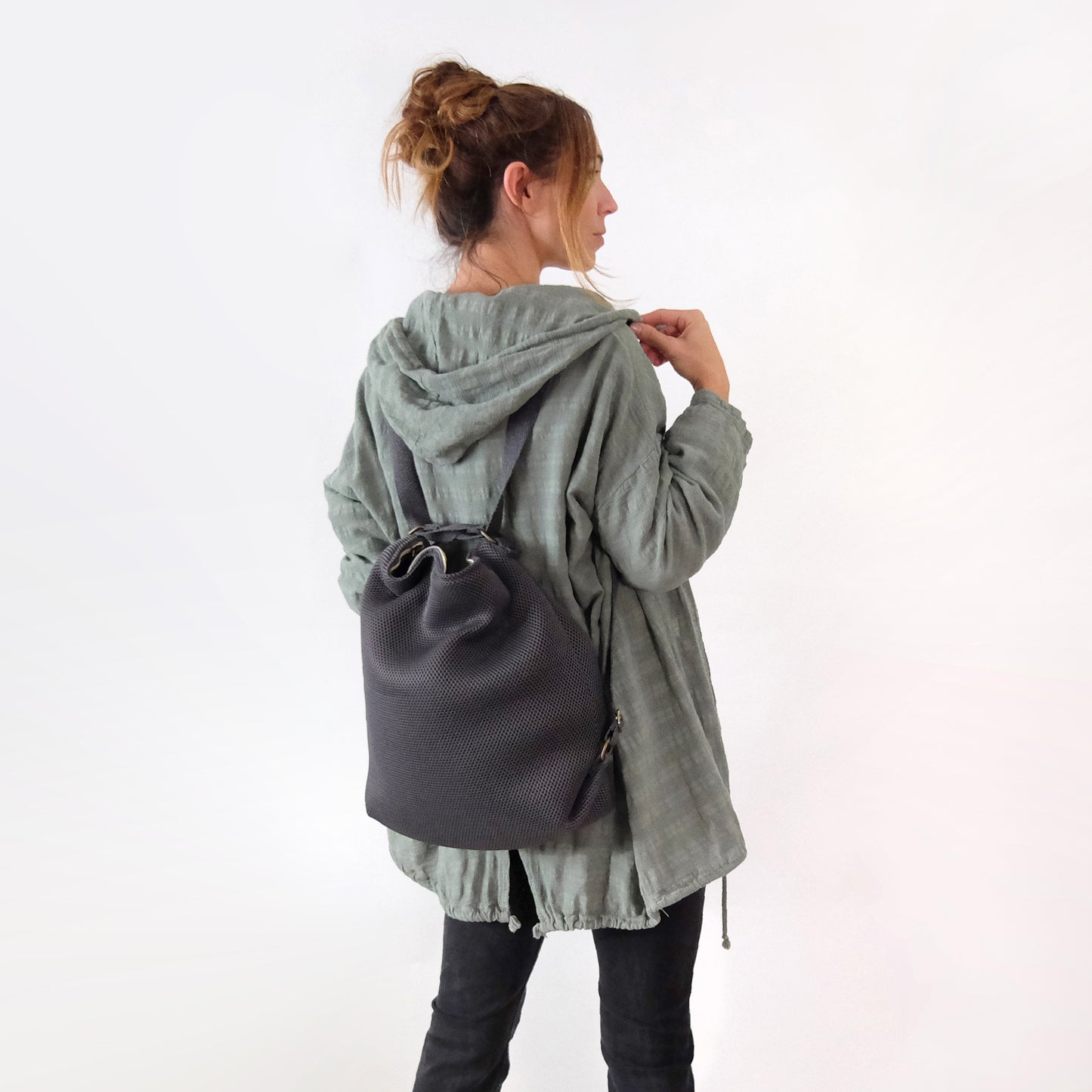 Bolso convertible en mochila 3d gris, mochila, bandolera y tote bag. Bolso 3 en 1, Bolso mochila gris con tejido 3D. Opción mochila