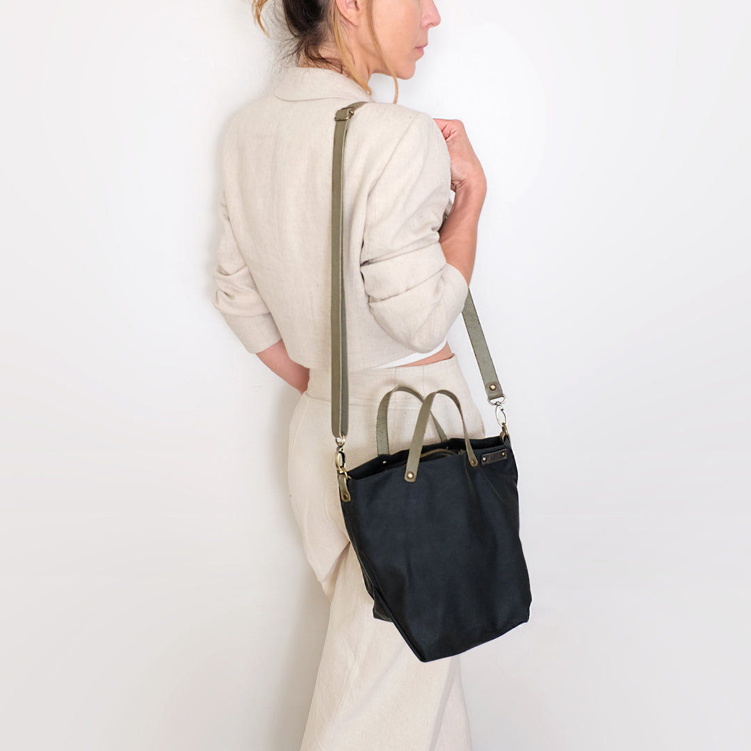 Bolso bandolera, tote bag y bolso de mano realizado en tejido encerado verde botella, hechos a mano en Barcelona de forma sostenible