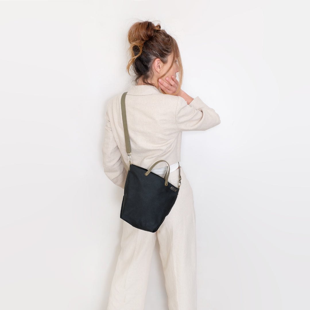 Bolso bandolera, tote bag y bolso de mano realizado en tejido encerado verde botella, hechos a mano en Barcelona de forma sostenible