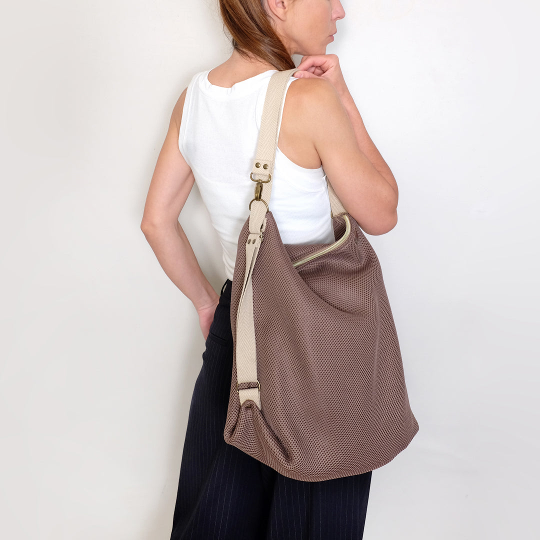 Bolso convertible en mochila multiposicion como bandolera, tote bag o mochila color marrón claro con tejido 3D, hechos a mano en Barcelona de forma sostenible