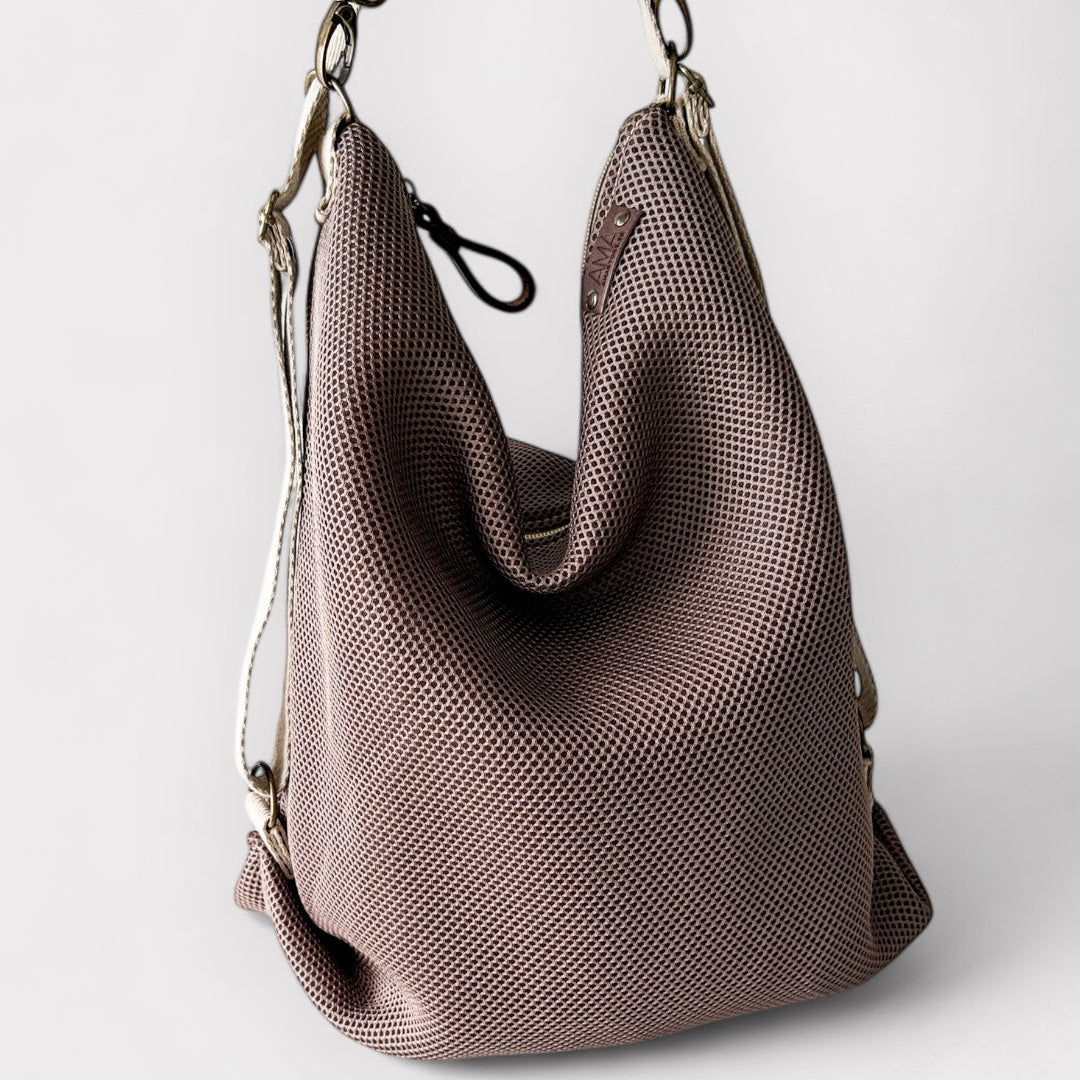 Bolso convertible en mochila multiposicion como bandolera, tote bag o mochila color marrón claro con tejido 3D, hechos a mano en Barcelona de forma sostenible