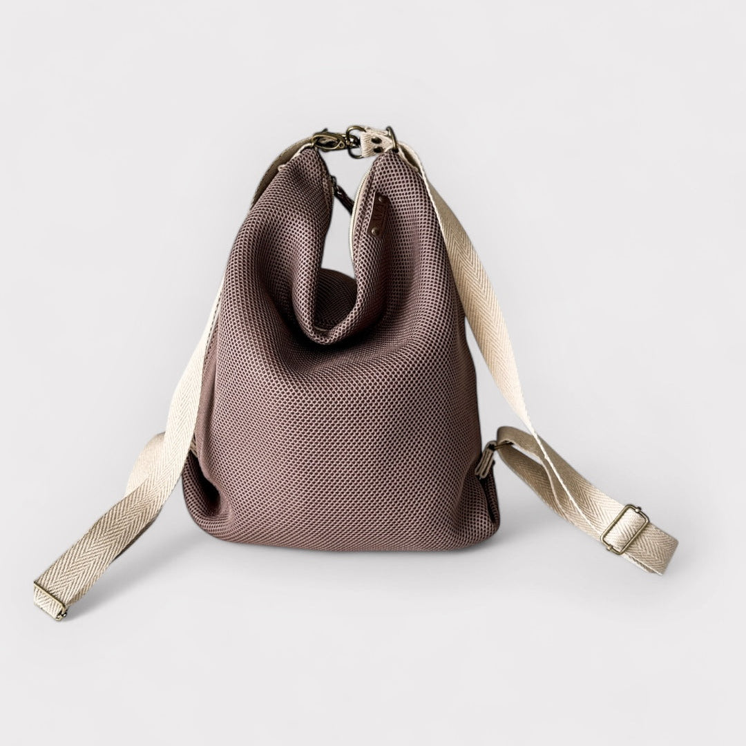 Bolso convertible en mochila multiposicion como bandolera, tote bag o mochila color marrón claro con tejido 3D, hechos a mano en Barcelona de forma sostenible