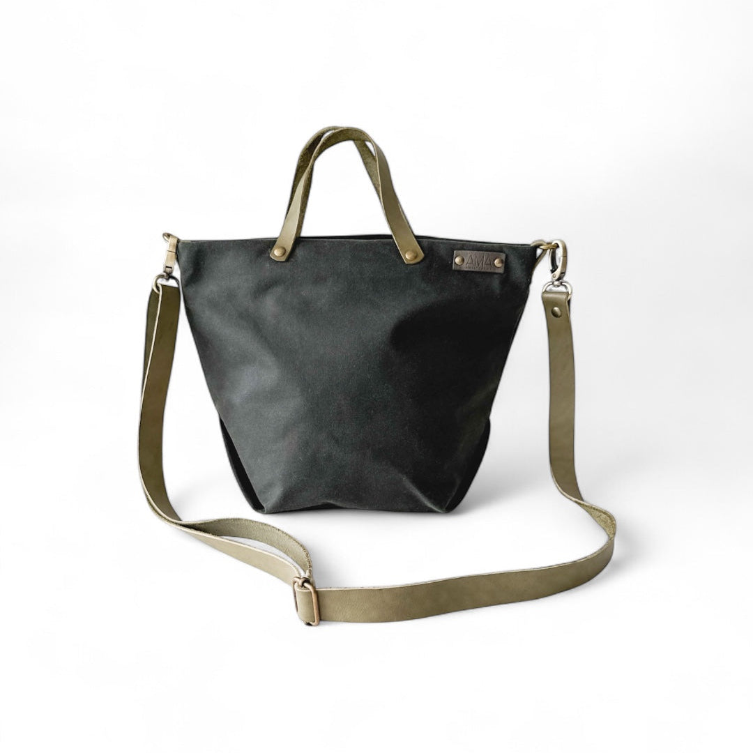 Bolso bandolera, tote bag y bolso de mano realizado en tejido encerado verde botella, hechos a mano en Barcelona de forma sostenible