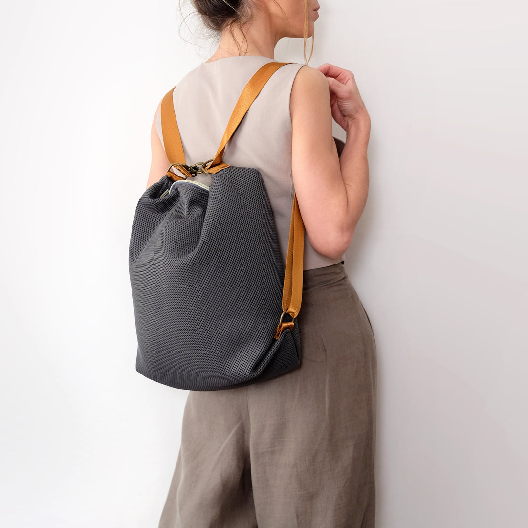 Bolso multiposicion, convertible en mochila, 3 poiciones, mochila, tote bag o bandolera. Realizado a mano en Barcelona de forma sostenible y envío gratis