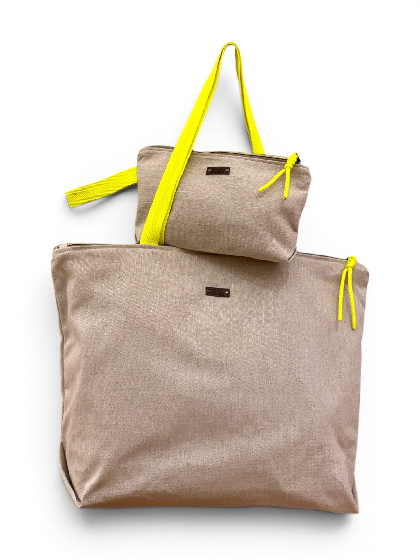 Bolsa de playa loneta color natural con correas color amarillo flúor realizado artesanalmente en Barcelona. Interior impermeable y necser a juego.