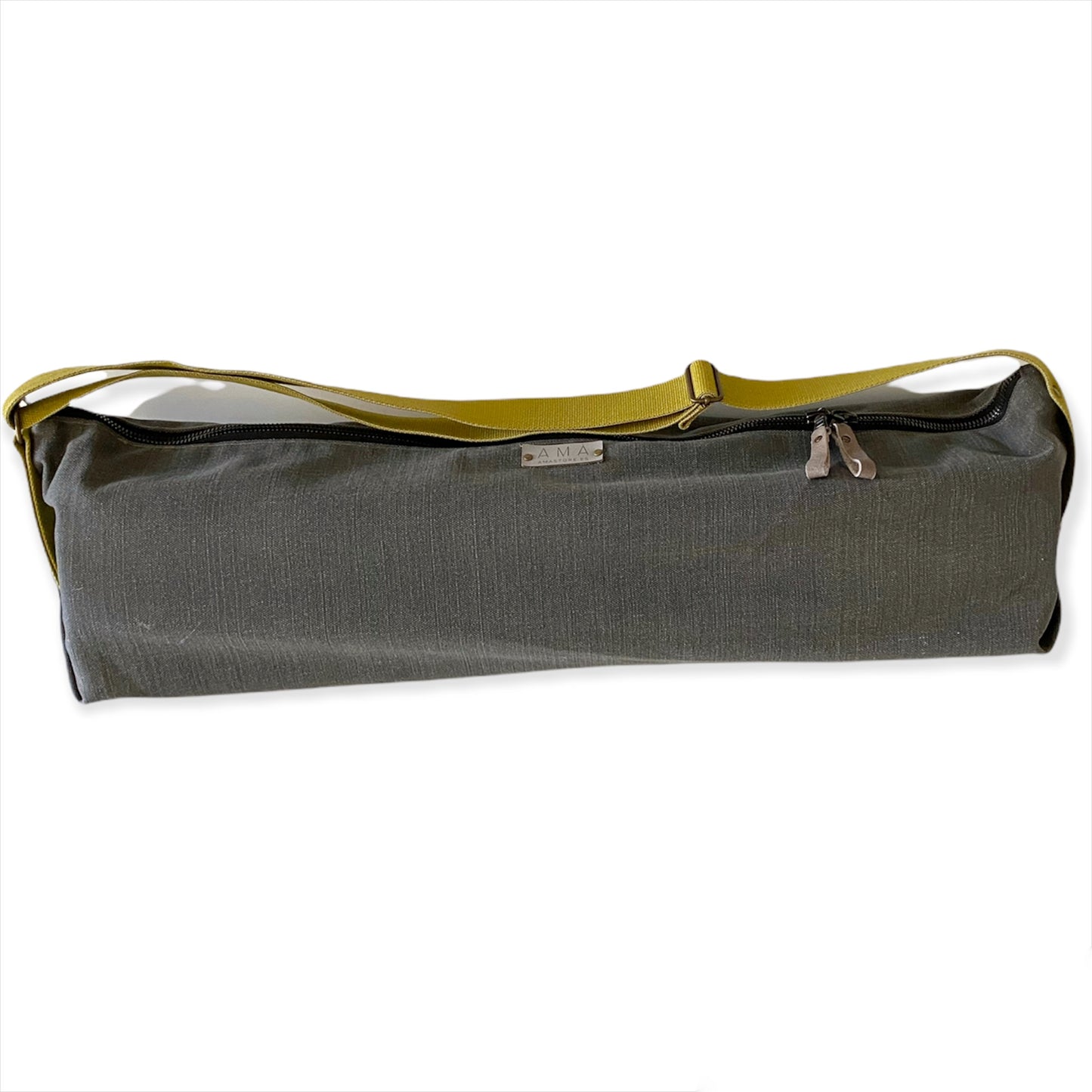 olsa para esterilla de yoga o entrenamiento realizada a mano. Es perfecta para disfrutar de nuestros entrenos al aire libre o si acostumbras a realizar Yoga de forma continuada en tu centro favorito te recomendamos que lleves tu propia esterilla, por el material y la calidad y sobre todo por higiene. También puedes darle otros usos como llevarla en verano a la playa y llevar enrollada la esterilla de playa y la toalla :)