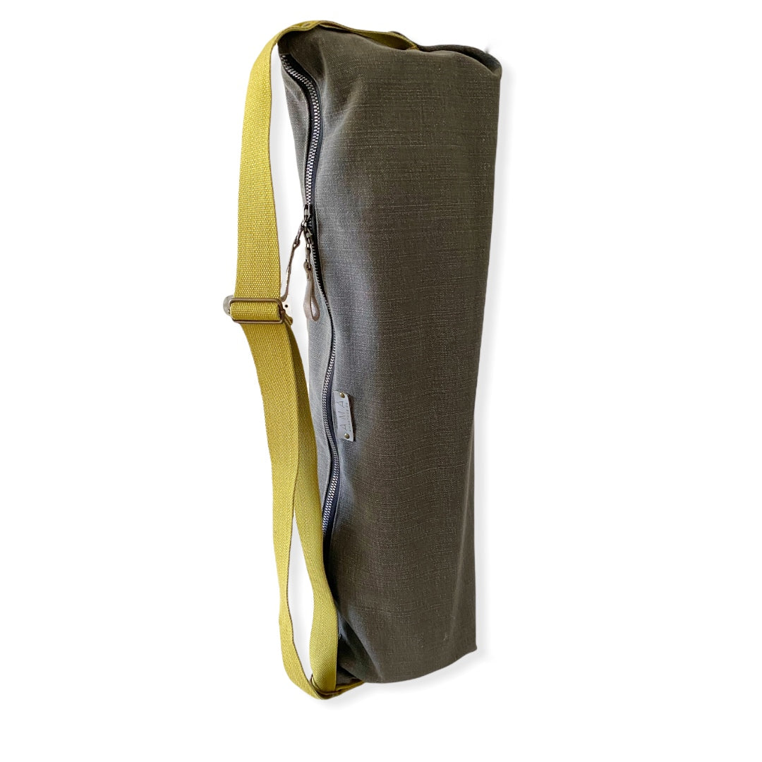 olsa para esterilla de yoga o entrenamiento realizada a mano. Es perfecta para disfrutar de nuestros entrenos al aire libre o si acostumbras a realizar Yoga de forma continuada en tu centro favorito te recomendamos que lleves tu propia esterilla, por el material y la calidad y sobre todo por higiene. También puedes darle otros usos como llevarla en verano a la playa y llevar enrollada la esterilla de playa y la toalla :)