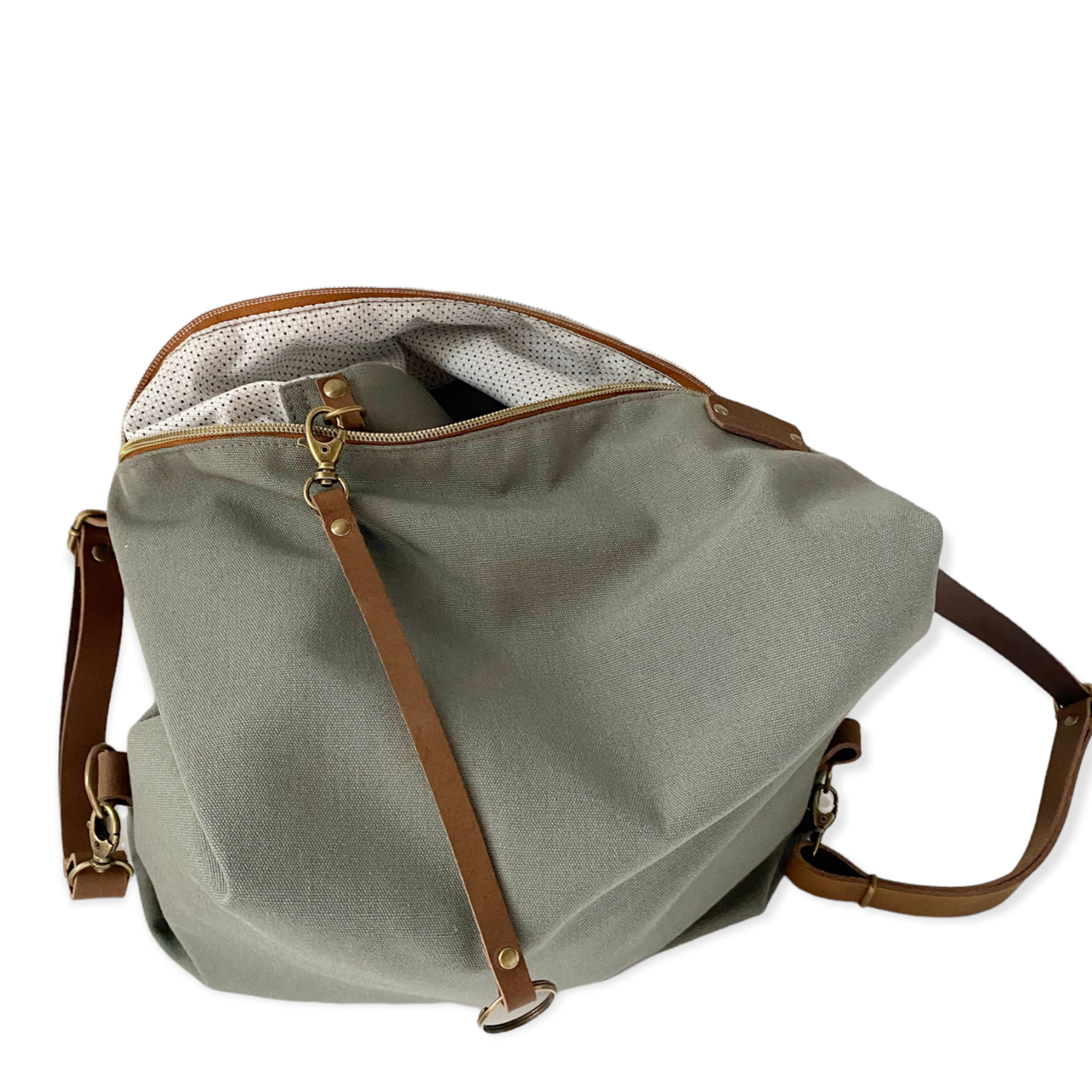 Bolso hecho a mano convertible en Mochila, modelo Coimbra color verde realizado en loneta con asas de cuero regulables para llevar como tote bag, bandolera o mochila. Forro y bolsillo interior. Llaeveo de piel interior de regalo