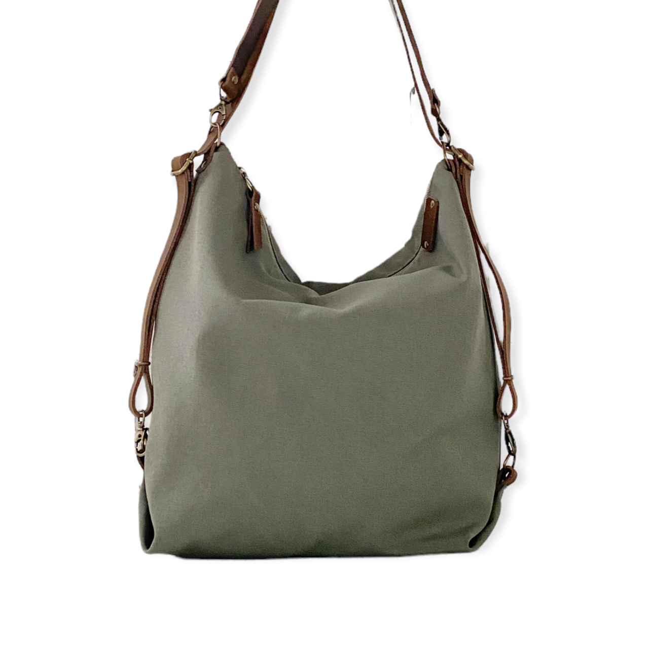 Bolso hecho a mano convertible en Mochila, modelo Coimbra color verde realizado en loneta con asas de cuero regulables para llevar como tote bag, bandolera o mochila. Forro y bolsillo interior.