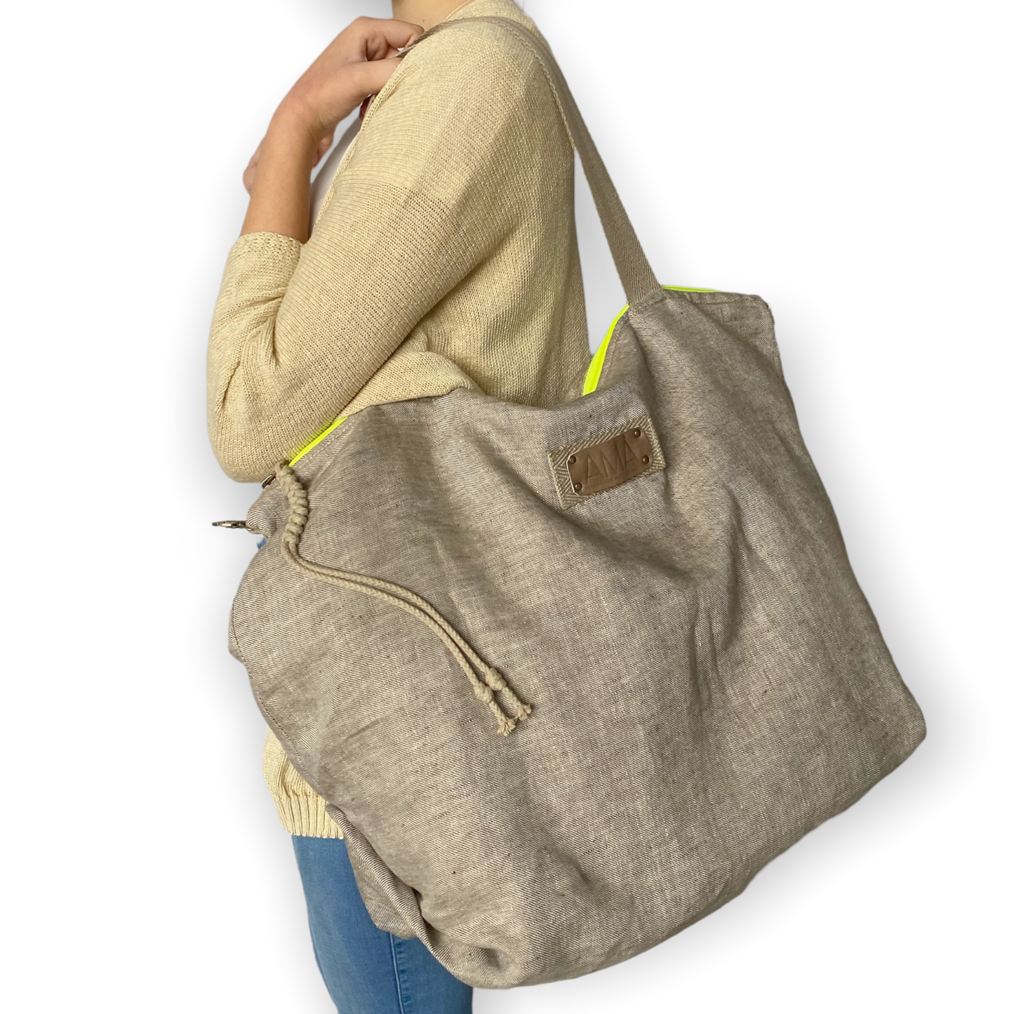 Versátil bolso perfecto para todo, gran espacio para ir a la playa o al supermercado. Realizada a mano con tela de lino, lo que significa que siempre estará fresco. Tiene un mosquetón en un lateral para empequeñecer. El pack viene con un neceser, que puedes llevar dentro para facilitar el encuentro de tus cosas, o llevarlo por fuera. Los dos productos són marrón/beige con cremallera amarilla fosforito, que tienen una cuerda trenzada. Forro interior de algodón orgánico.
