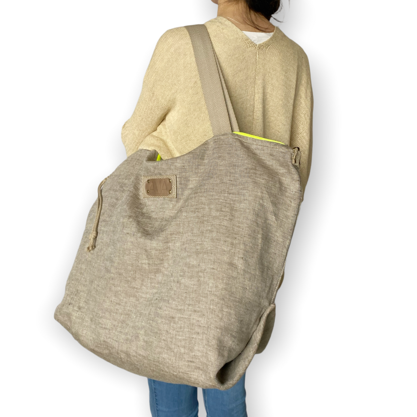 Versátil bolso perfecto para todo, gran espacio para ir a la playa o al supermercado. Realizada a mano con tela de lino, lo que significa que siempre estará fresco. Tiene un mosquetón en un lateral para empequeñecer. El pack viene con un neceser, que puedes llevar dentro para facilitar el encuentro de tus cosas, o llevarlo por fuera. Los dos productos són marrón/beige con cremallera amarilla fosforito, que tienen una cuerda trenzada. Forro interior de algodón orgánico.
