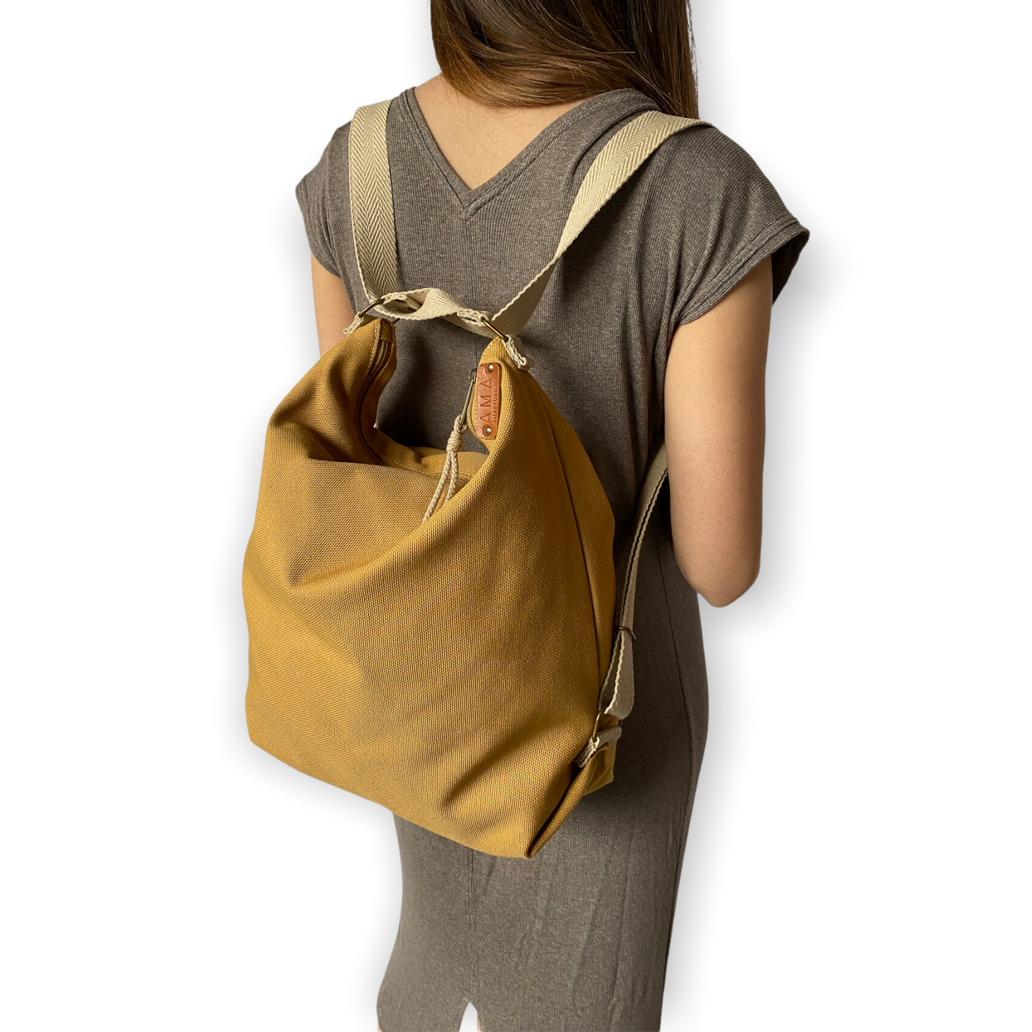 Bolso convertible en mochila color Mostaza con cintas de algodón color NAtural, hecho a mano en Barcelona AMÀ Store