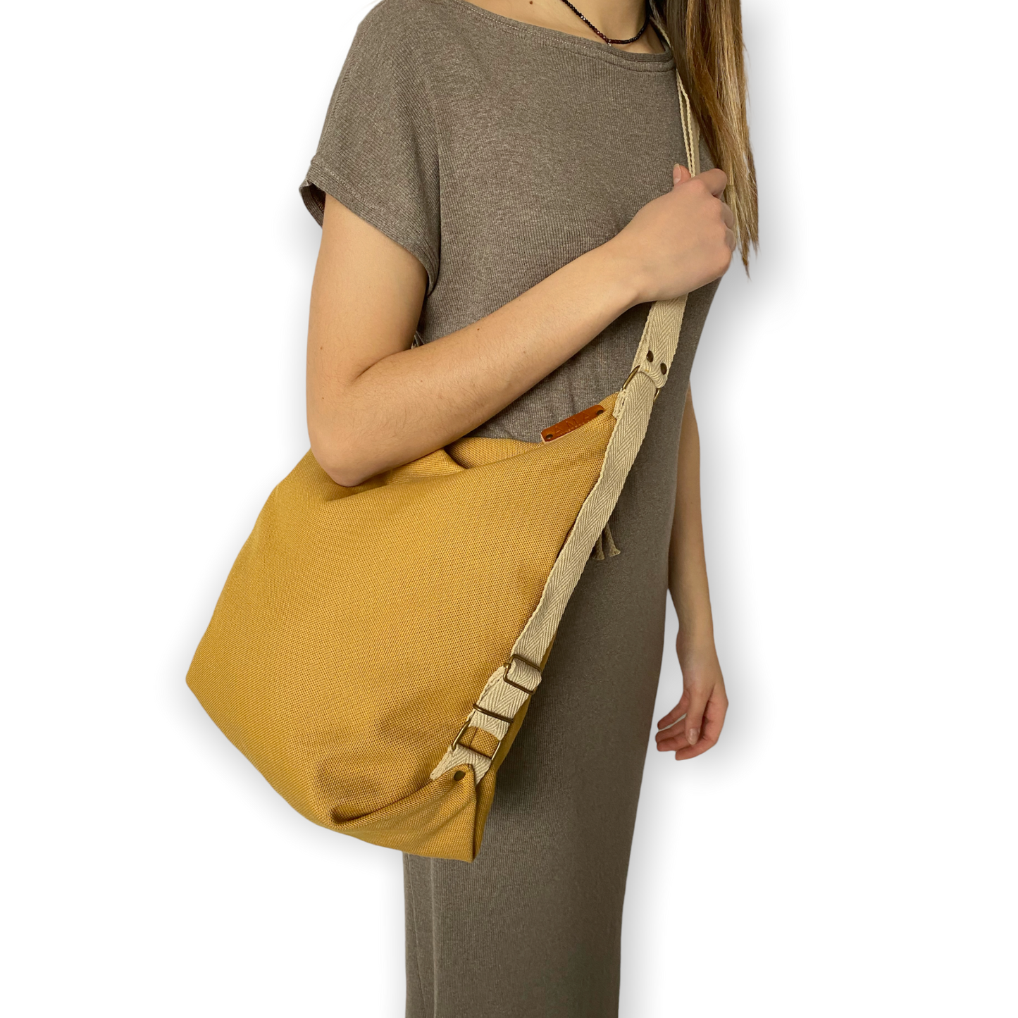 Bolso convertible en mochila color Mostaza con cintas de algodón color NAtural, hecho a mano en Barcelona AMÀ Store