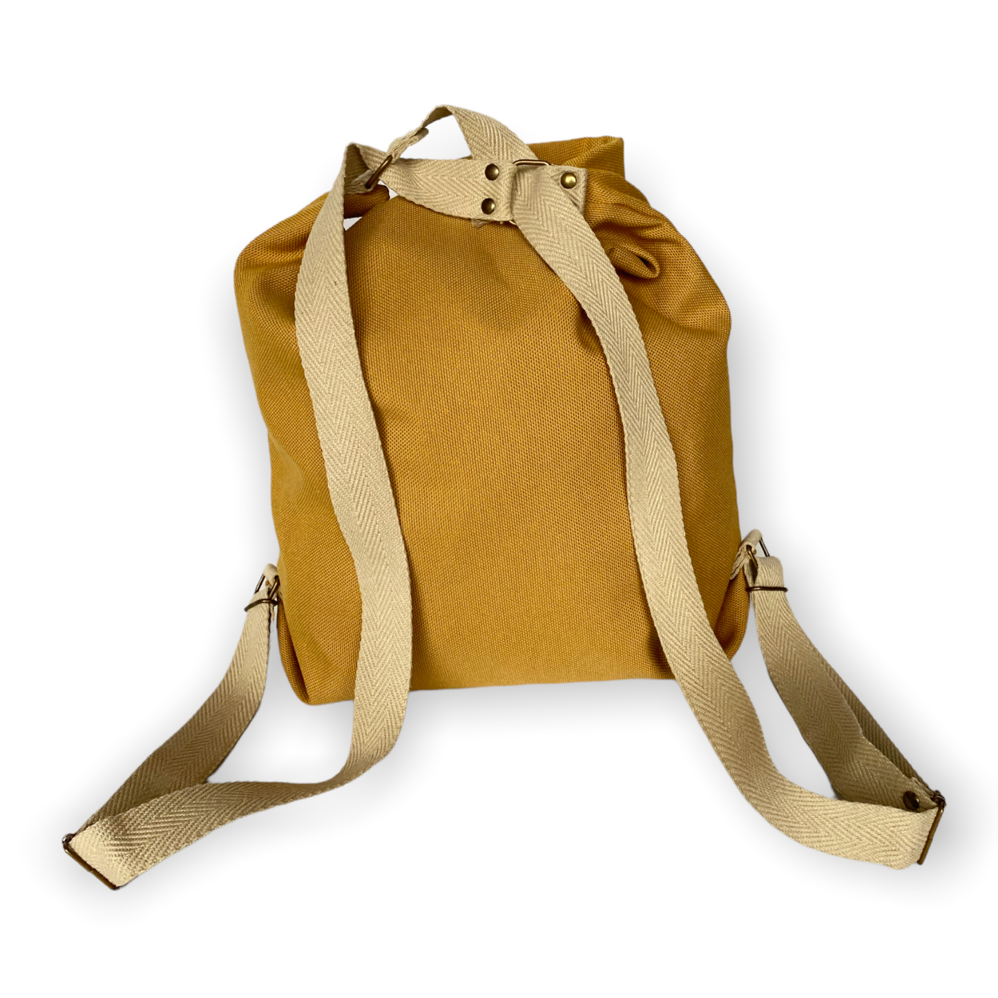 Bolso convertible en mochila color Mostaza con cintas de algodón color NAtural, hecho a mano en Barcelona AMÀ Store