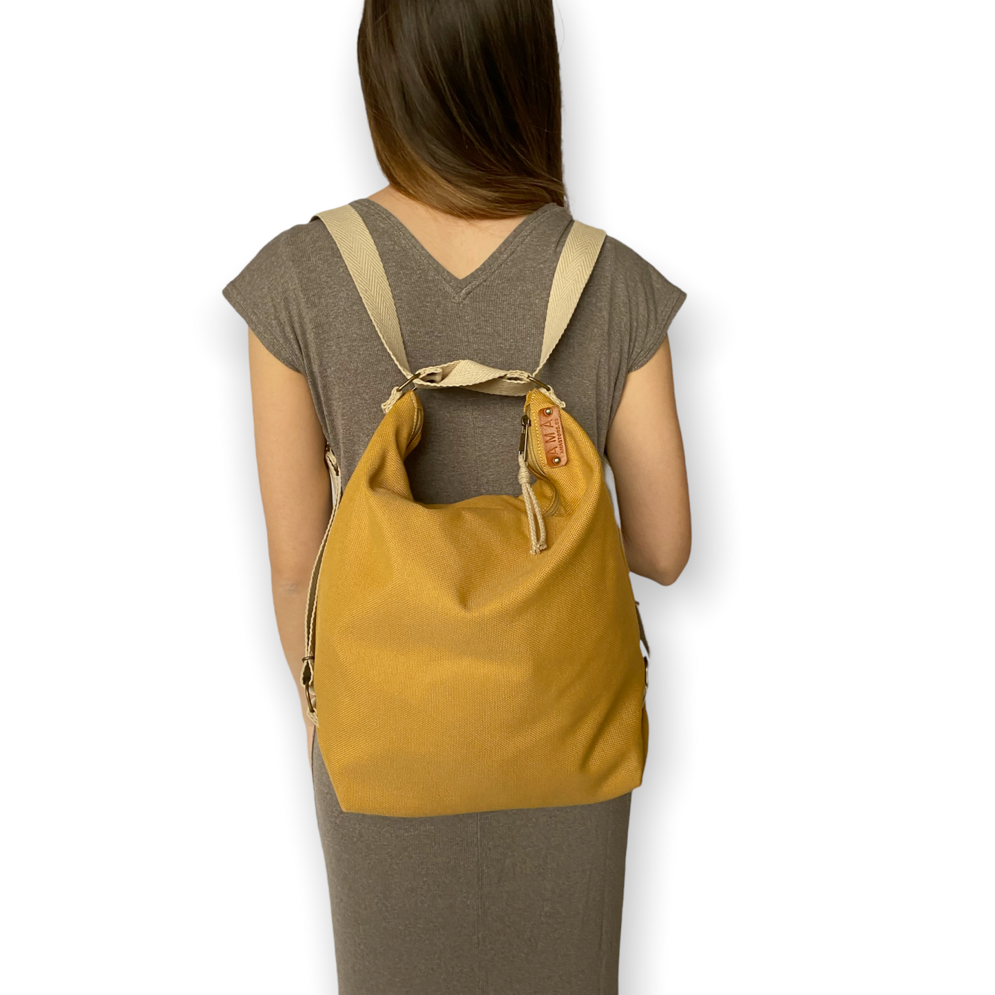 Bolso convertible en mochila color Mostaza con cintas de algodón color NAtural, hecho a mano en Barcelona AMÀ Store