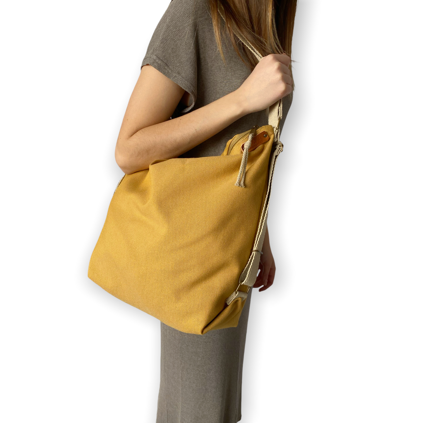 Bolso convertible en mochila color Mostaza con cintas de algodón color NAtural, hecho a mano en Barcelona AMÀ Store