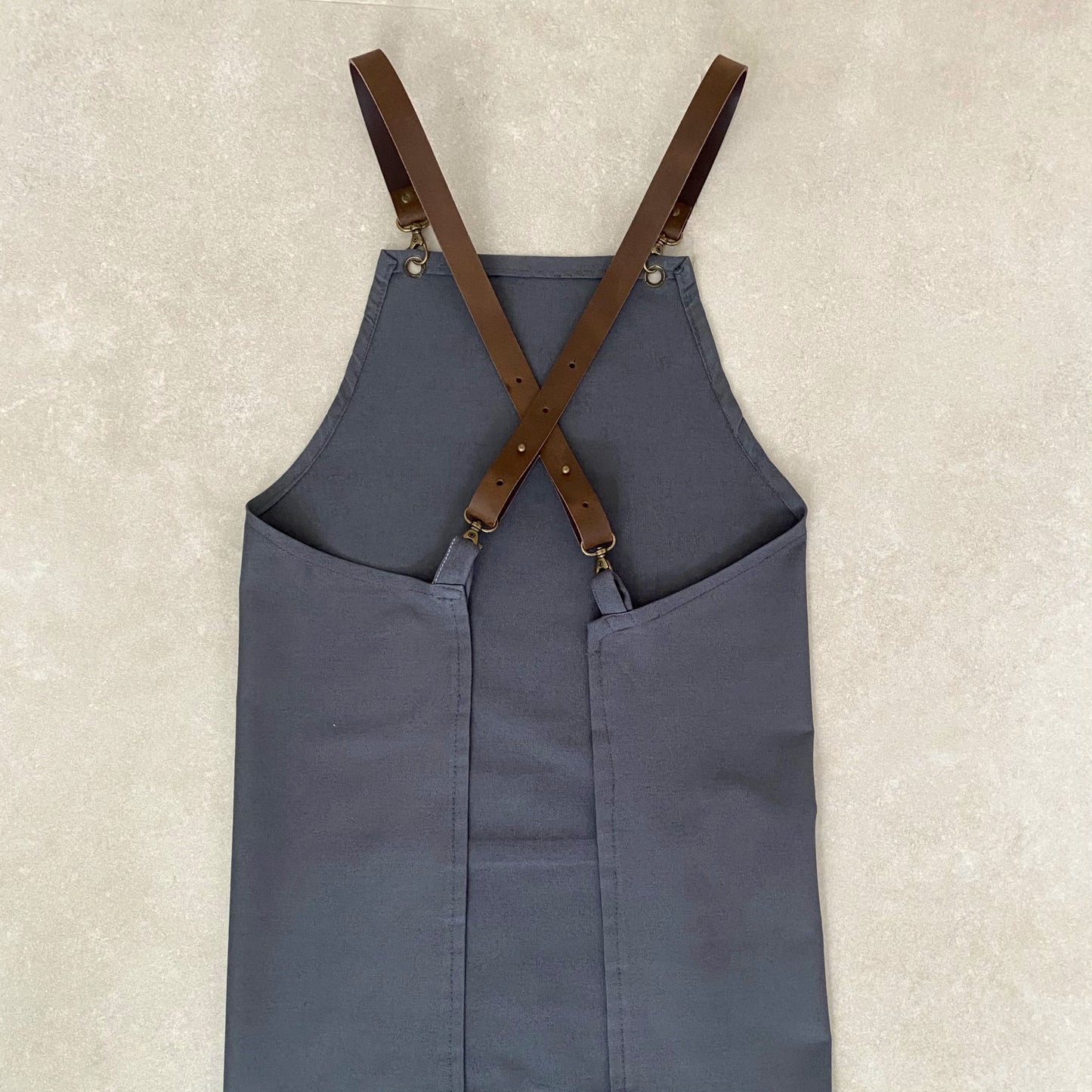 Delantal gris marengo tirantes cuero marrón realizados a mano con tejido ECO GOTS