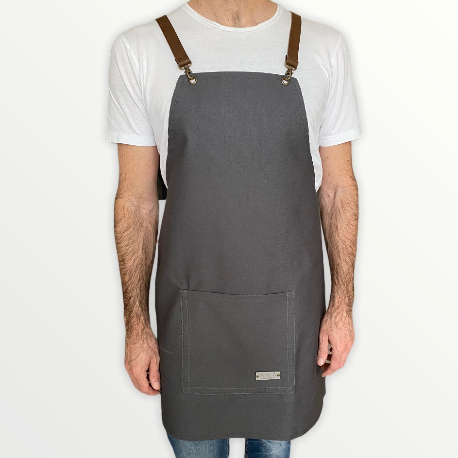 Delantal gris marengo chico tirantes cuero marrón realizados a mano con tejido ECO GOTS