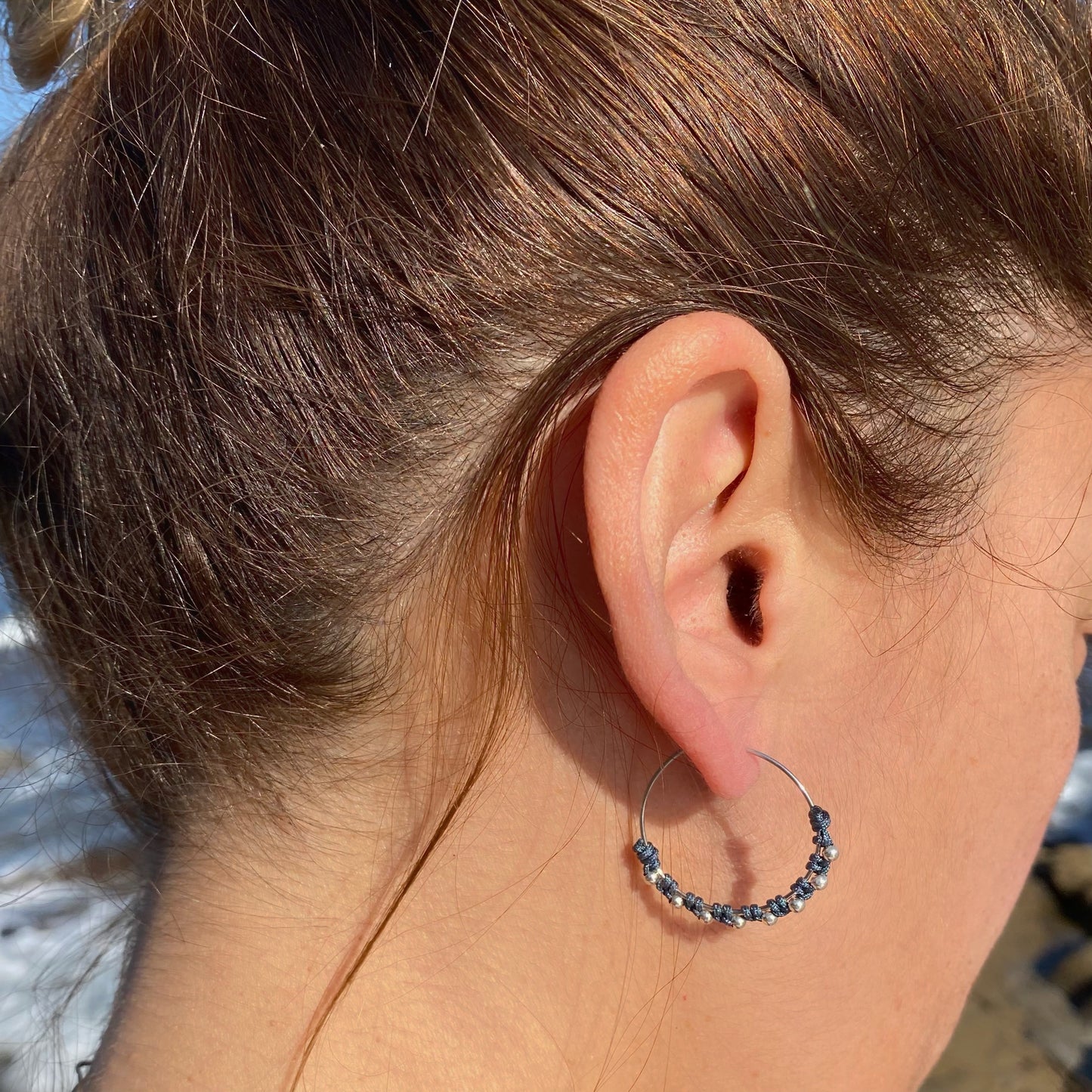 Pendientes realizados a mano con arito de 25mm con baño de Plata de Ley o de Oro de 2 micras y bolitas con nudos de macramé de diferentes colores.
