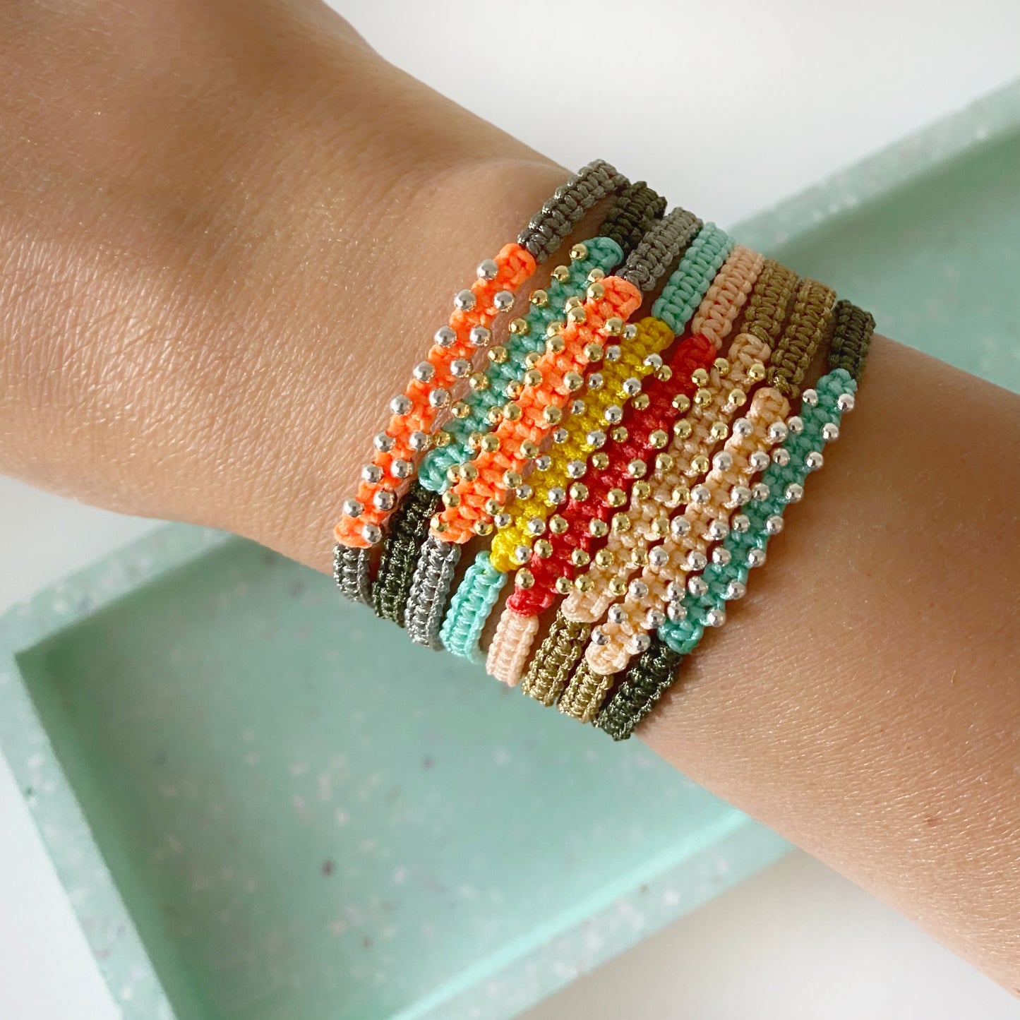 Pulseras de hilo de macramé realizadas a mano con diferentes tonos. Bolitas de Plata de Ley. Disponible en Plata de Ley o Plata bañada en oro de 2 micras.