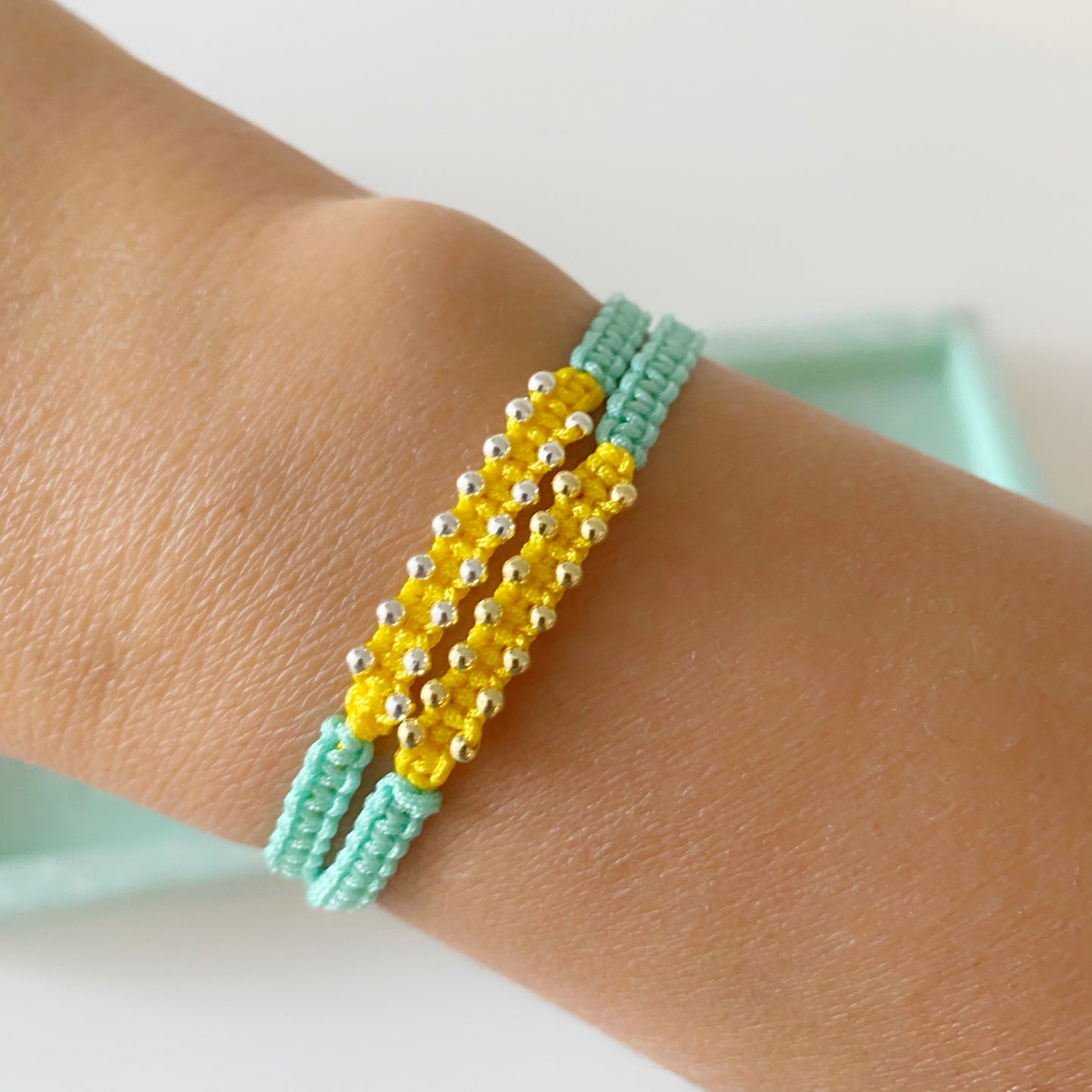 Pulseras de hilo de macramé realizadas a mano con diferentes tonos. Bolitas de Plata de Ley. Disponible en Plata de Ley o Plata bañada en oro de 2 micras.