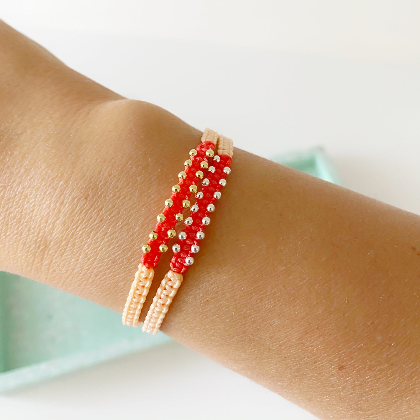 Pulseras de hilo de macramé realizadas a mano con diferentes tonos. Bolitas de Plata de Ley. Disponible en Plata de Ley o Plata bañada en oro de 2 micras.