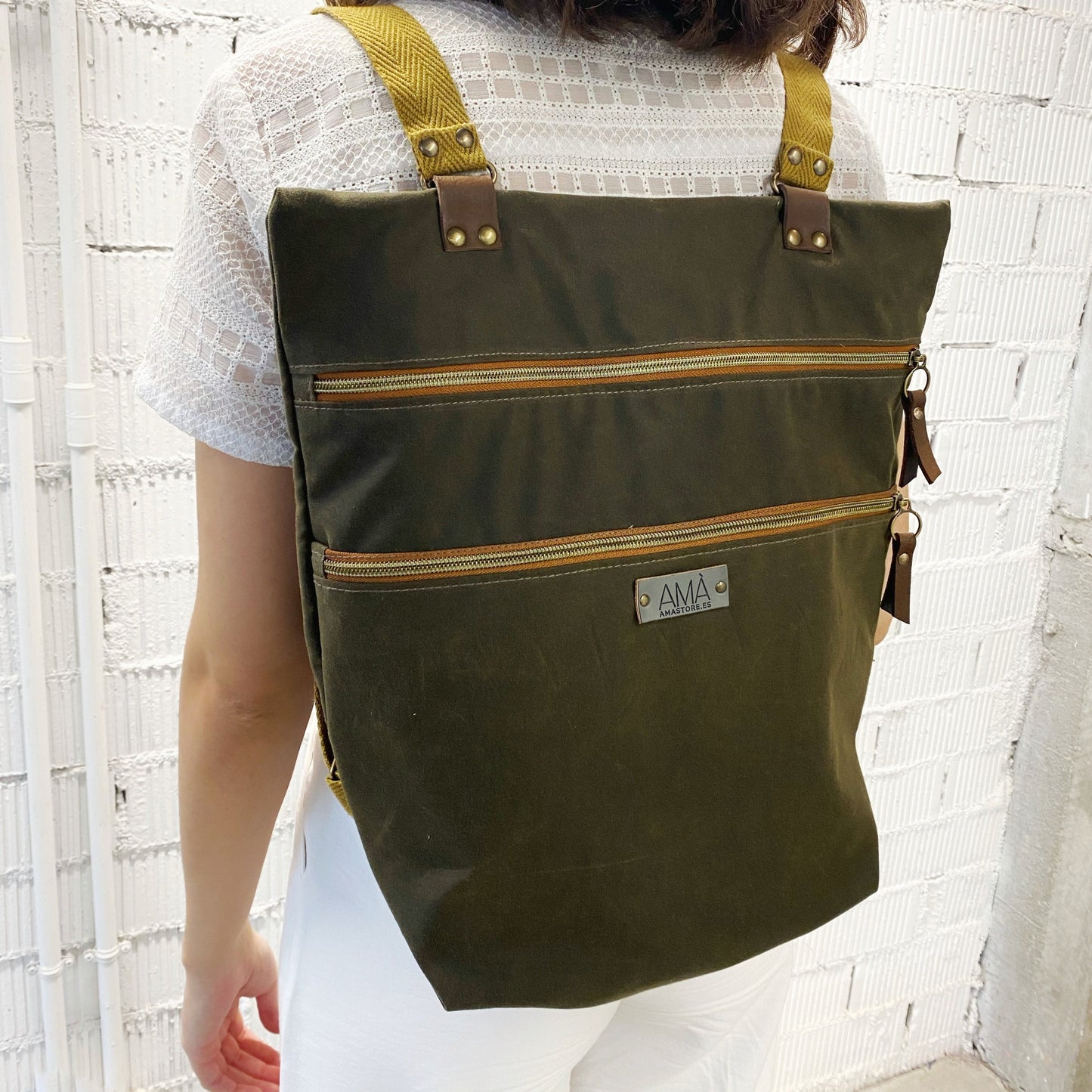 Mochila Tavira encerada verde impermeable cremallera ocultas o a la vista