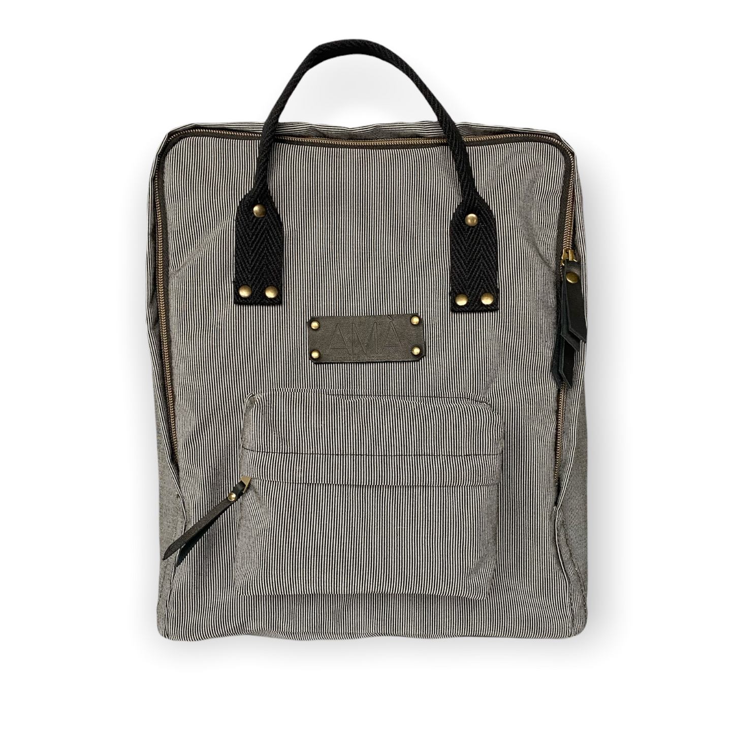 La mochila Alexa está hecha con tejido impermeable de rayas muy finas negras y blancas y con dos cintas negras en cinta de algodón regulables. En la parte superior tiene dos asas con un botón para proteger mejor su contenido. También tiene un bolsillo delantero donde podrás guardar las cosas para tenerlas más a mano y un bolsillo a cada lado para que puedas guardar el paraguas, la botella de agua…