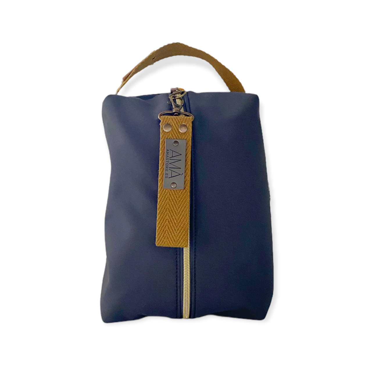 Neceser de tejido de neopreno color gris con una práctica asa de algodón color mostaza oscutra que te permitirá colgar el neceser del pomo de la puerta o cualquier colgador. Están realizados mano en Barcelona y disponen de forro repelente al agua y bolsillo interior. El tirador de la cremallera se convierte en un llavero extraible. Además puedes escoger personalizar tu neceser con 2 iniciales.