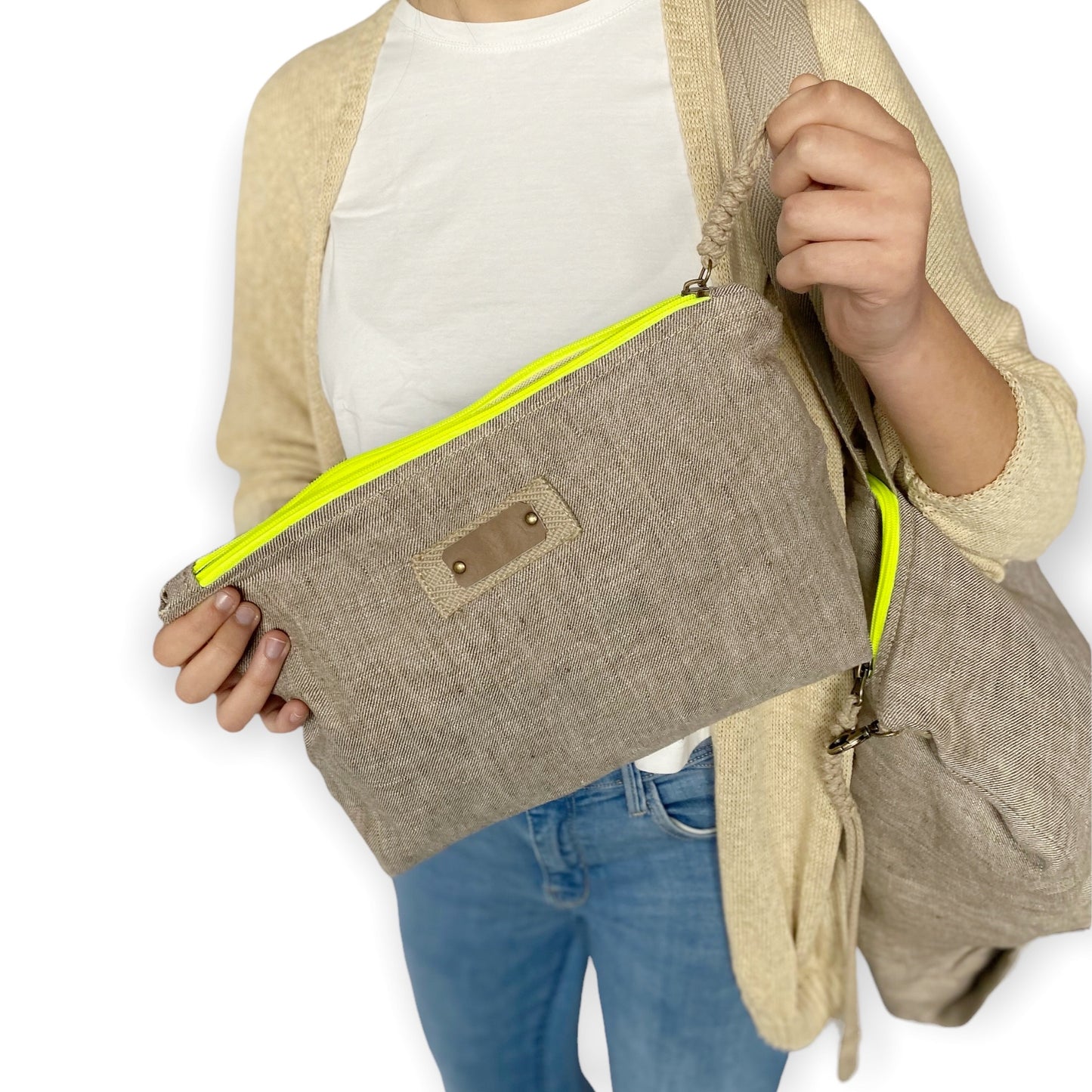 Versátil bolso perfecto para todo, gran espacio para ir a la playa o al supermercado. Realizada a mano con tela de lino, lo que significa que siempre estará fresco. Tiene un mosquetón en un lateral para empequeñecer. El pack viene con un neceser, que puedes llevar dentro para facilitar el encuentro de tus cosas, o llevarlo por fuera. Los dos productos són marrón/beige con cremallera amarilla fosforito, que tienen una cuerda trenzada. Forro interior de algodón orgánico.